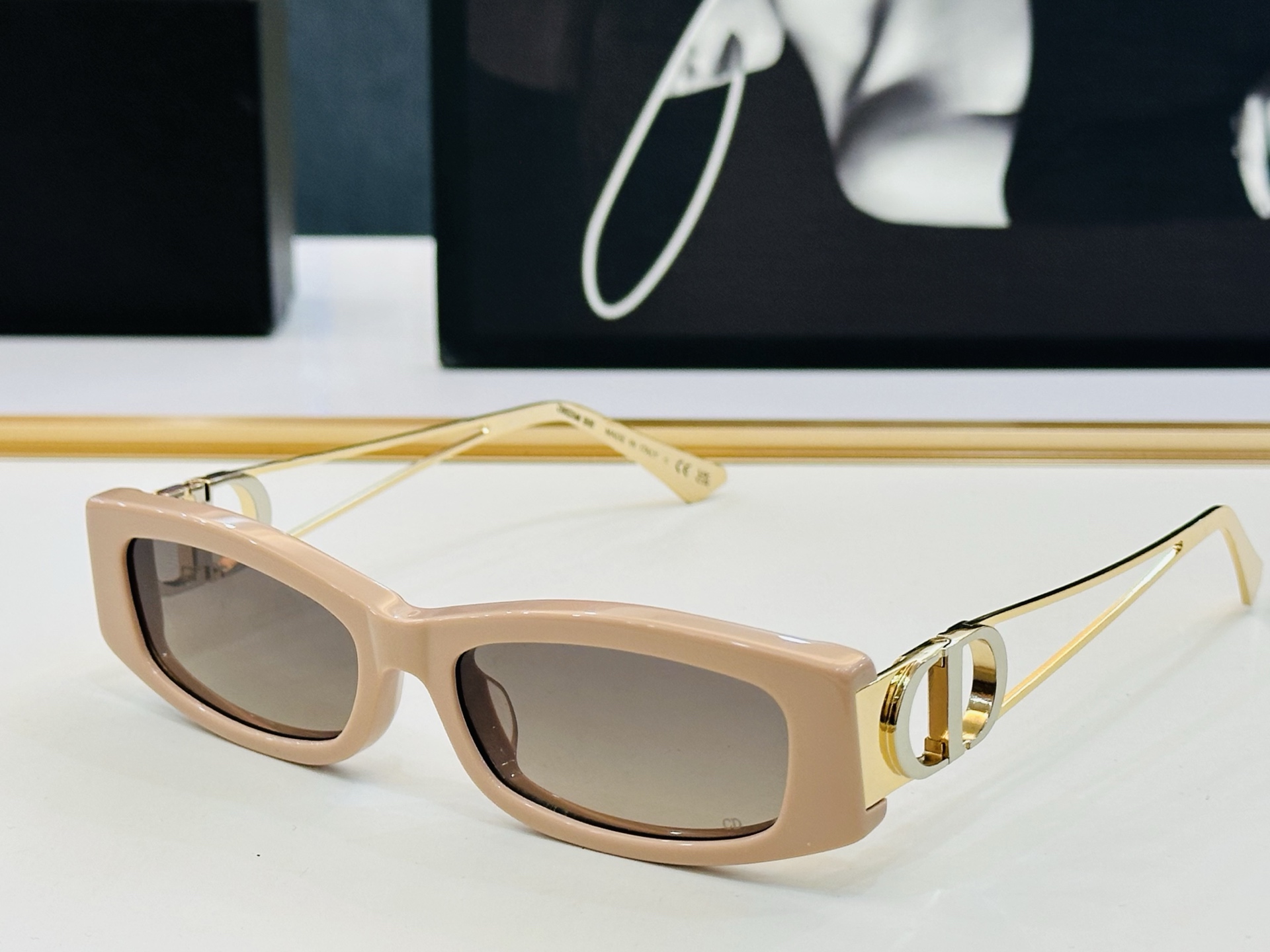 迪家 🔻DIO* B14F Size：54口17-135 春夏款墨镜 😎🔆。。搭配镜腿精致烫字配饰 C官