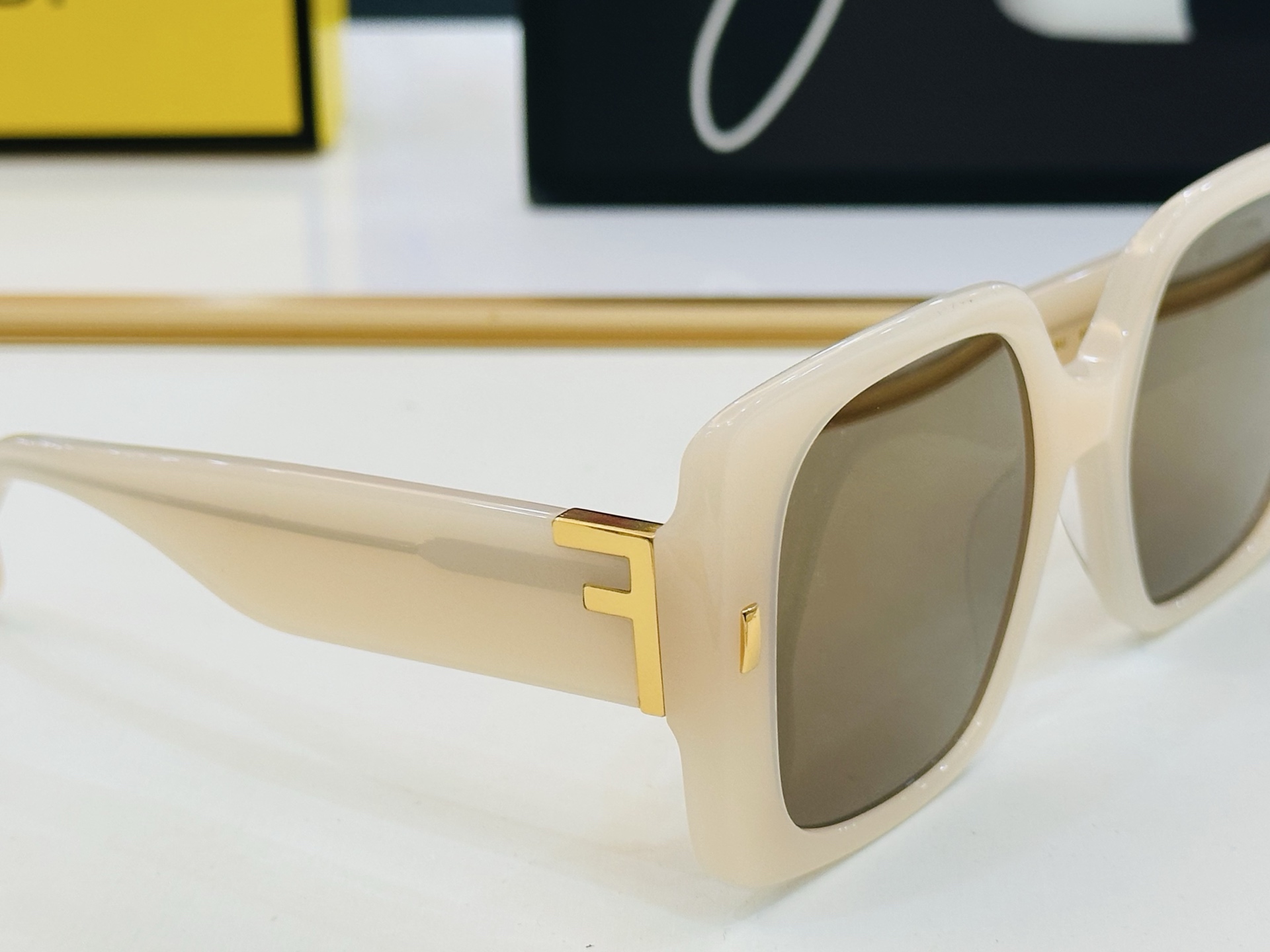 。新款FEND* FE40036U Size：55口20-145 🎁芬家 😀👏时尚经典 K太阳镜