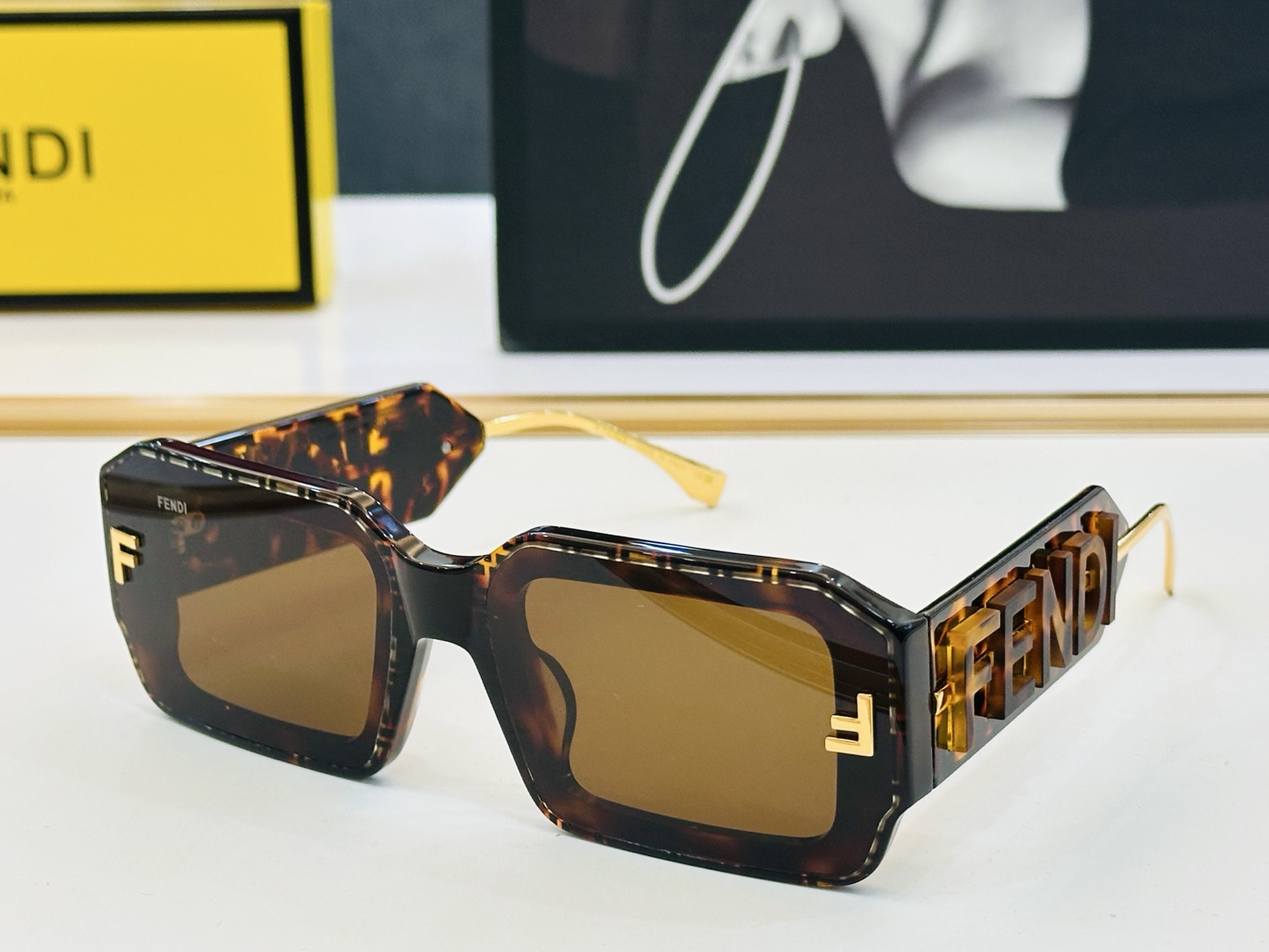 。新款FEND* FE4097 Size：53口24-145 🎁芬家 😀👏时尚经典 K太阳镜