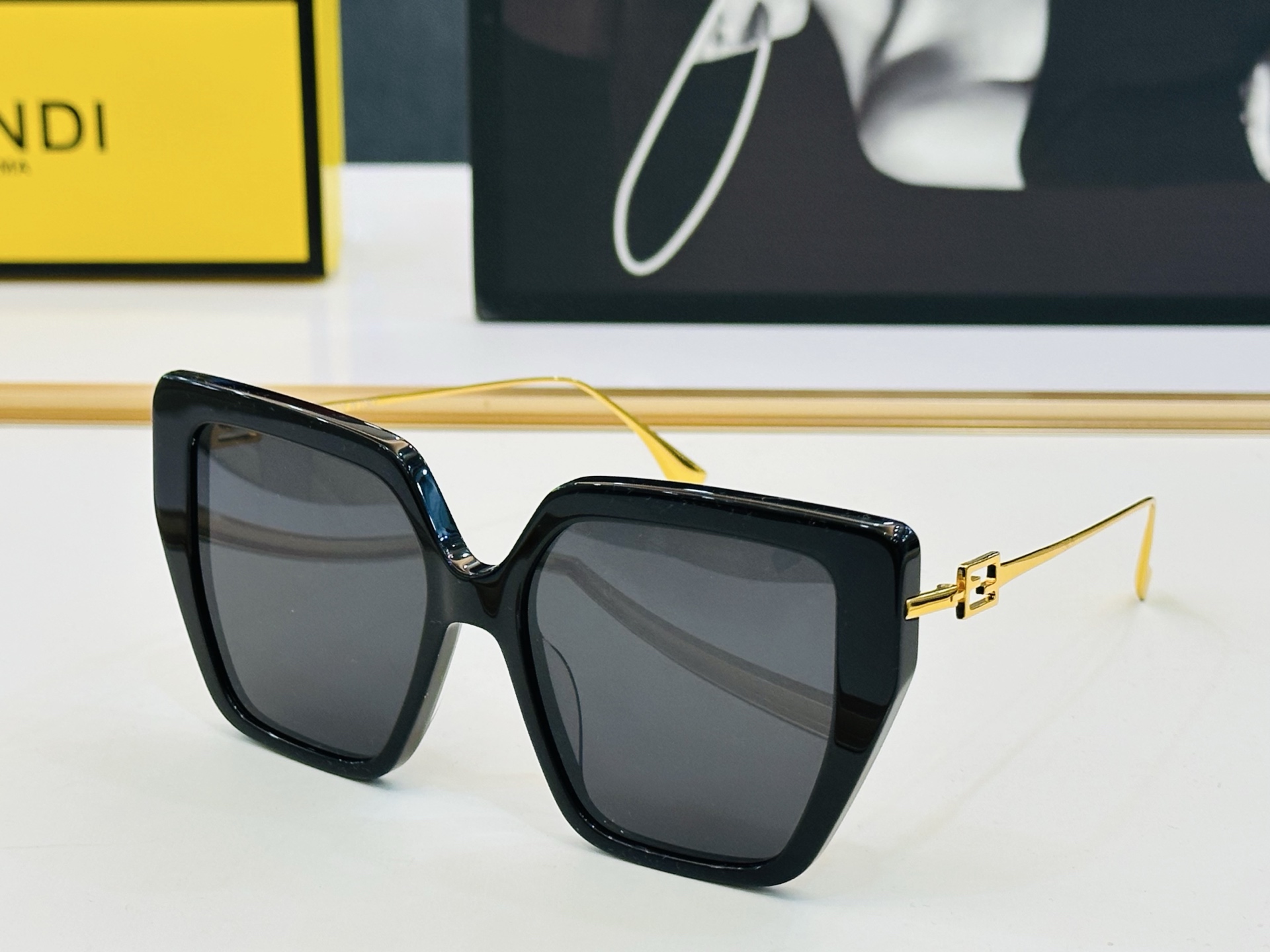 NO:376223,FEND* FEND FE40012U Size52-18-145 Large frame of board, fashionable and cool, unique temples, Fendi, unique glasses, sunglasses, sunglasses, glasses, fendi, fendi19860909FEND* 芬家 FE40012U Size52口18-145 板材大框 时尚酷 独特镜腿 F标新立异 眼镜墨镜太阳镜,眼镜,fendi,fendi,glasses