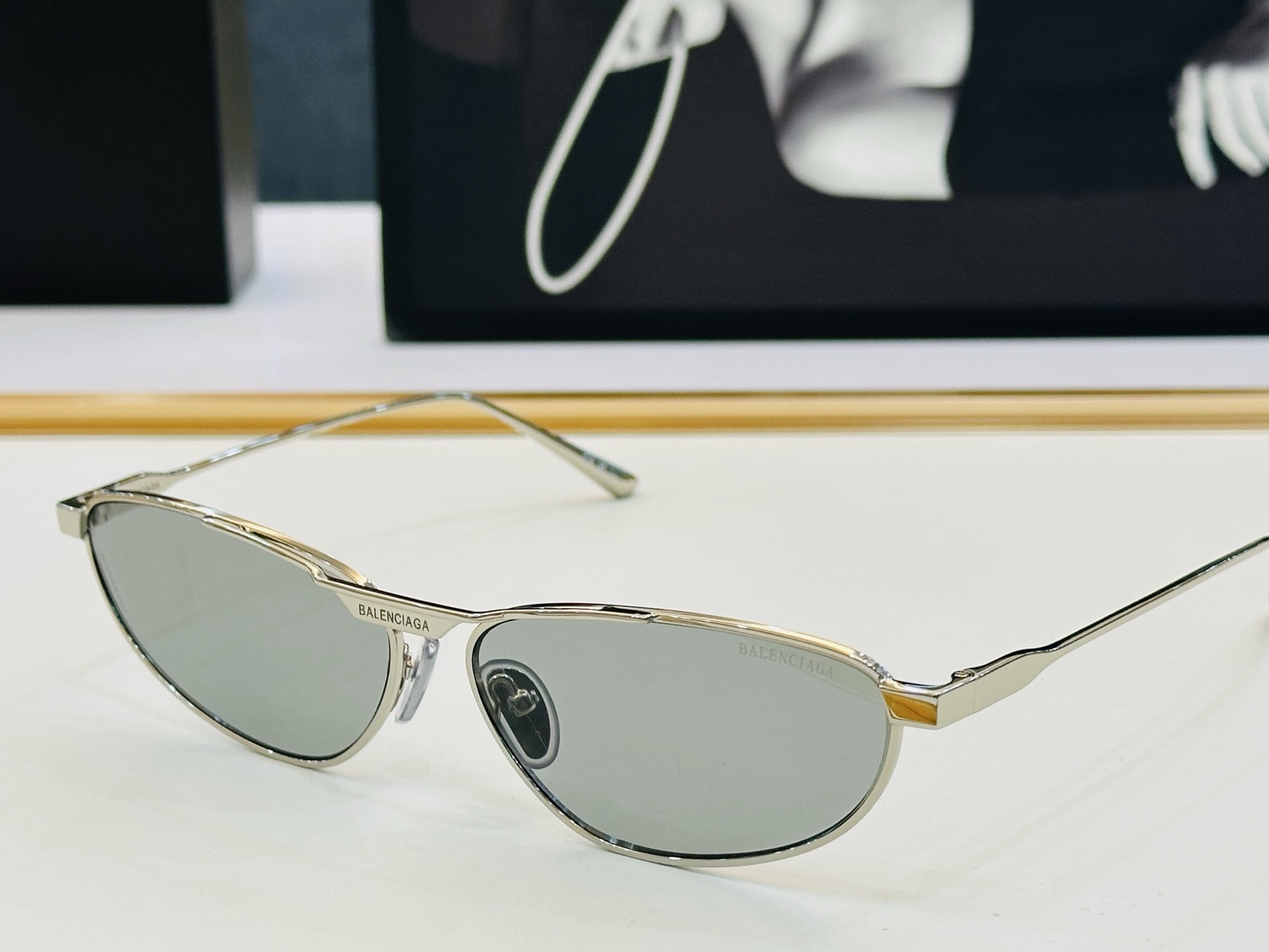 BALENCIAGA巴黎世家 BB0417S SIZE：63口15-145 最新 版型很特别的设计 一品