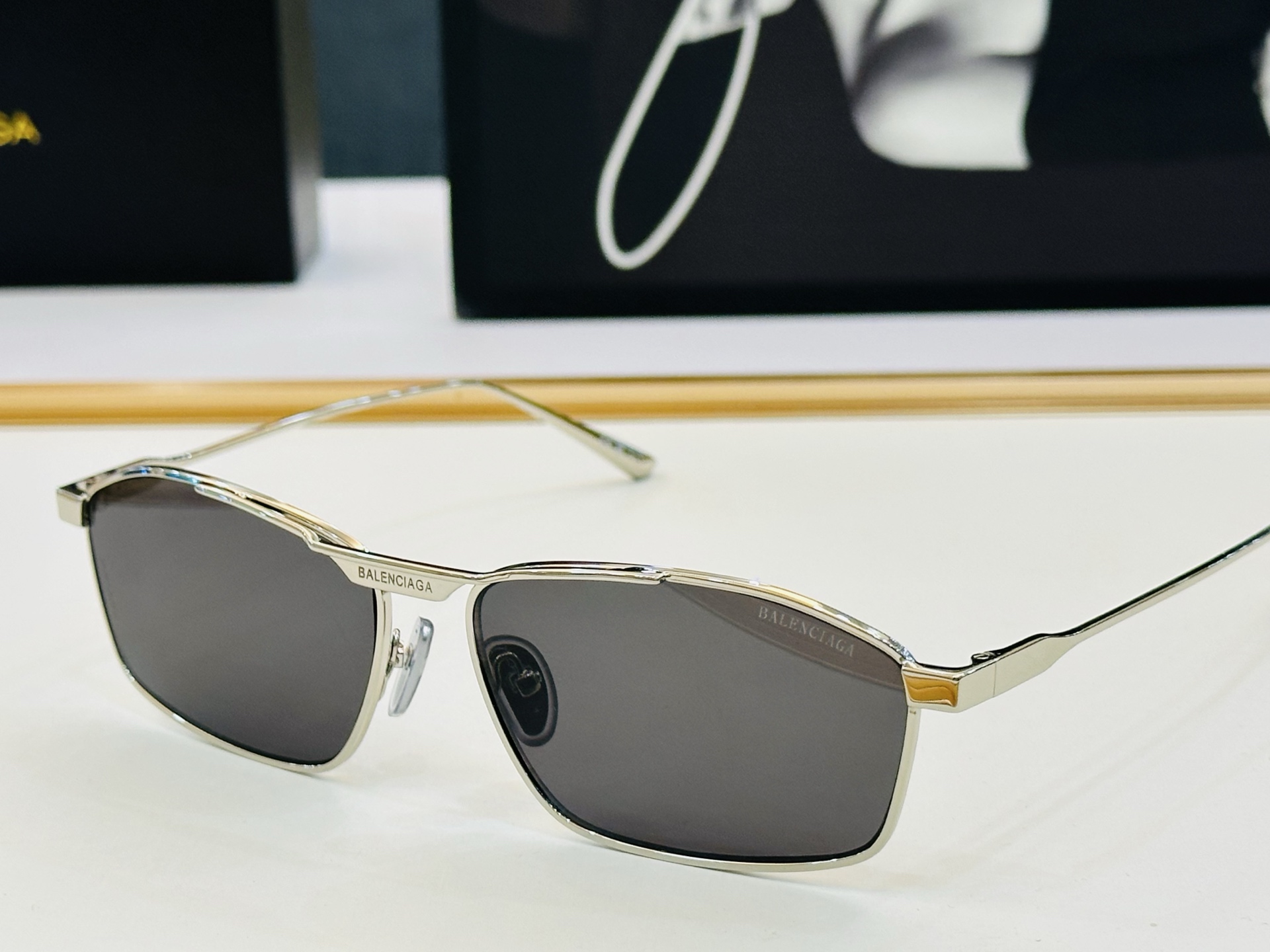 BALENCIAGA巴黎世家 BB0416S SIZE：62口17-145 最新 版型很特别的设计 一品