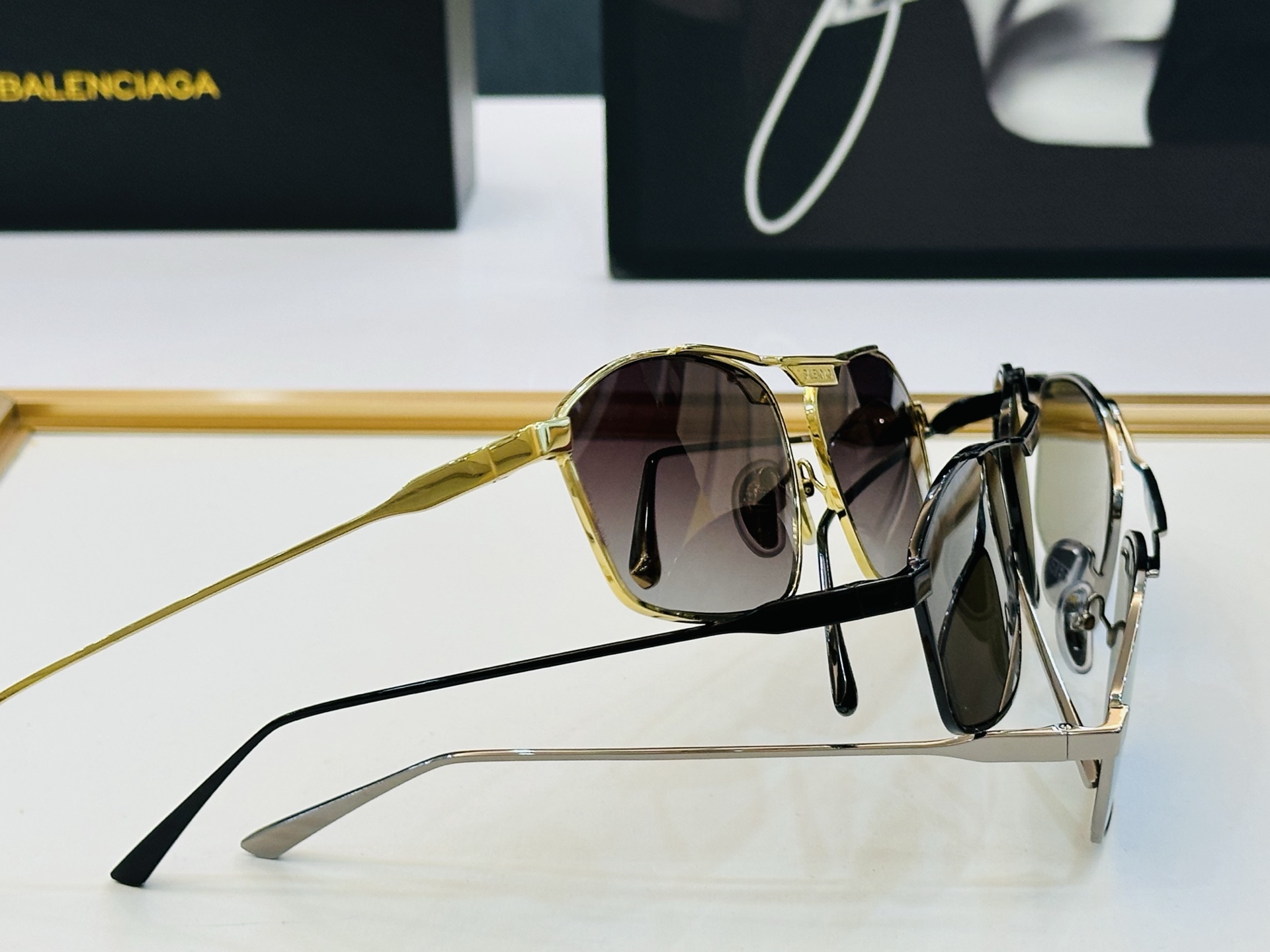 BALENCIAGA巴黎世家 BB0416S SIZE：62口17-145 最新 版型很特别的设计 一品