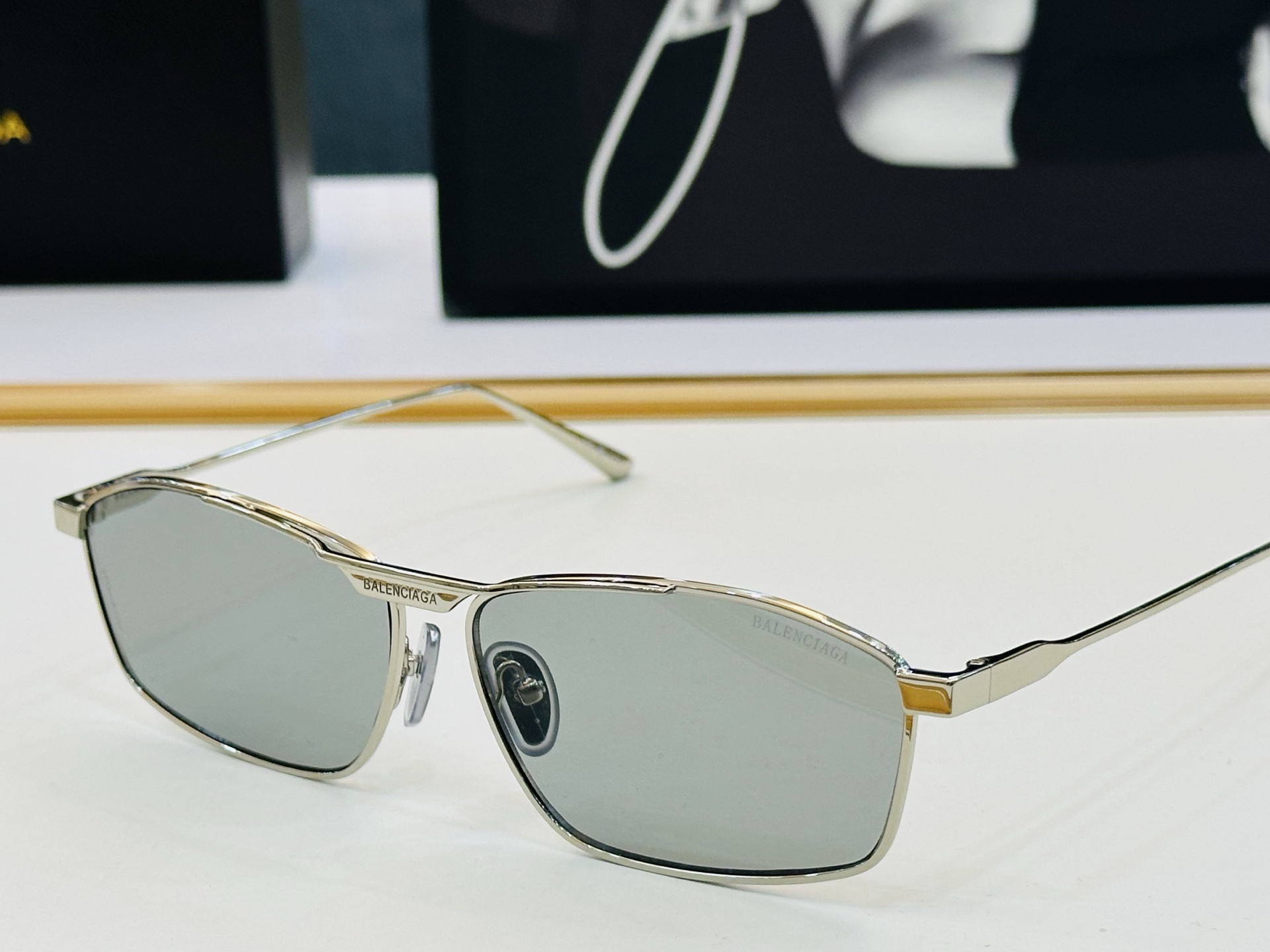 BALENCIAGA巴黎世家 BB0416S SIZE：62口17-145 最新 版型很特别的设计 一品