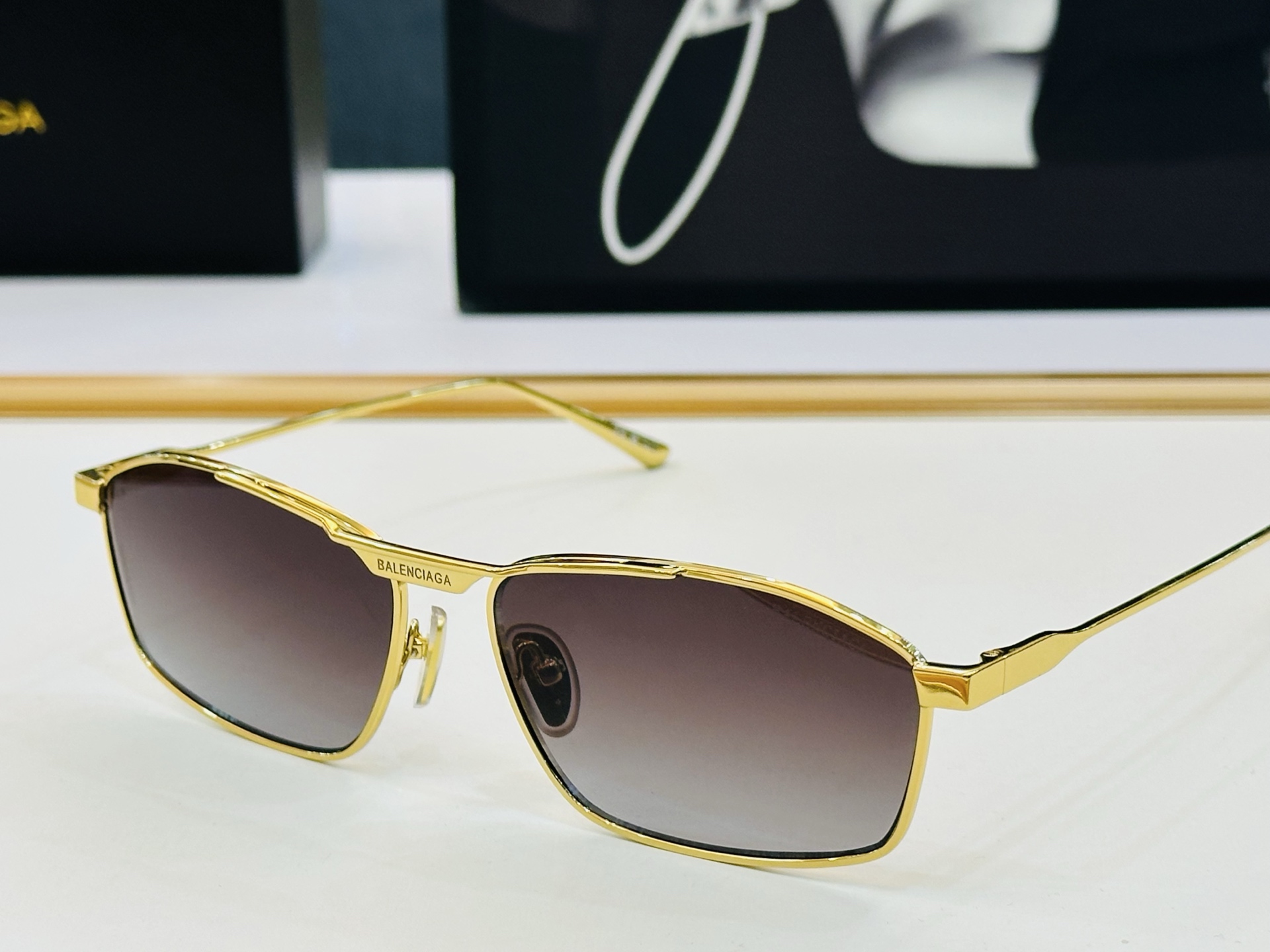 BALENCIAGA巴黎世家 BB0416S SIZE：62口17-145 最新 版型很特别的设计 一品