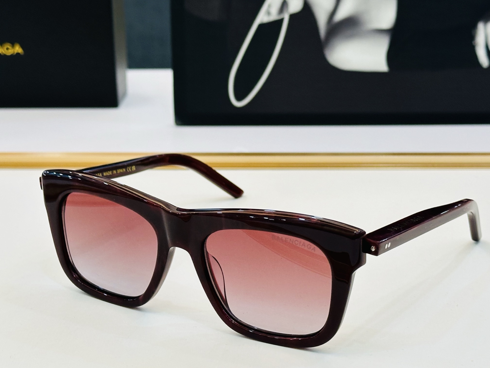 BALENCIAGA巴黎世家 最新 版型很特别的设计让人一眼爱上 BB04004 size: 53口19