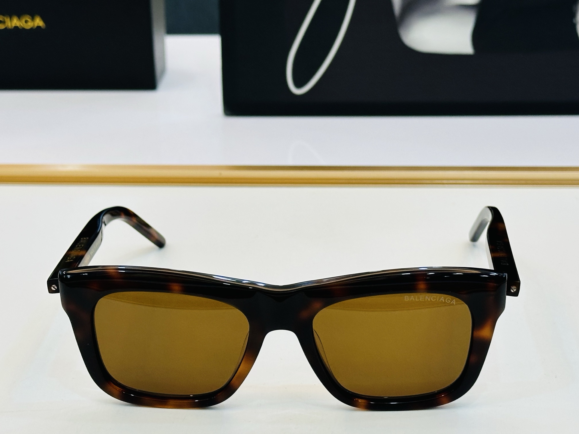 BALENCIAGA巴黎世家 最新 版型很特别的设计让人一眼爱上 BB04004 size: 53口19