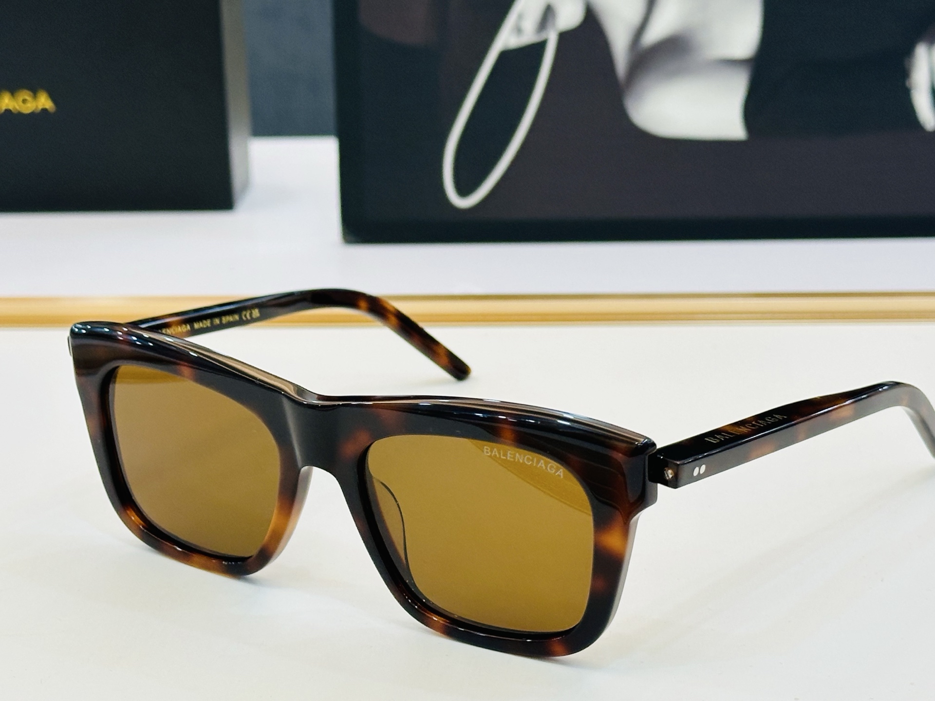 BALENCIAGA巴黎世家 最新 版型很特别的设计让人一眼爱上 BB04004 size: 53口19