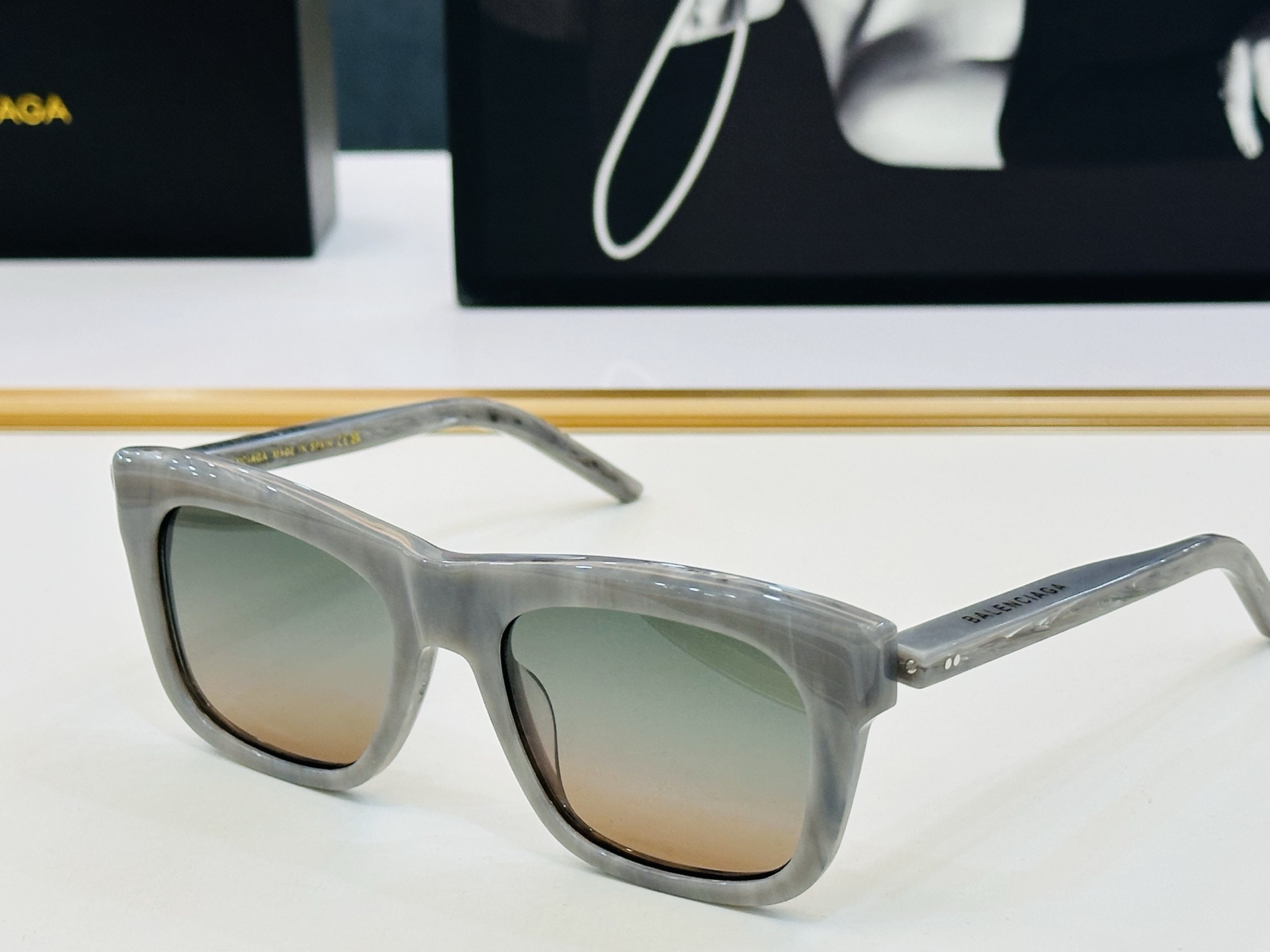 BALENCIAGA巴黎世家 最新 版型很特别的设计让人一眼爱上 BB04004 size: 53口19