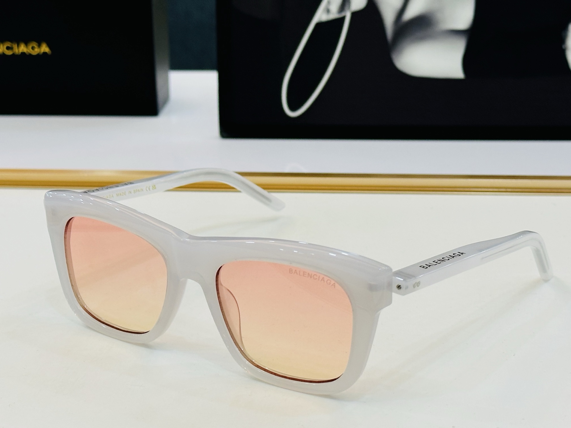 BALENCIAGA巴黎世家 最新 版型很特别的设计让人一眼爱上 BB04004 size: 53口19