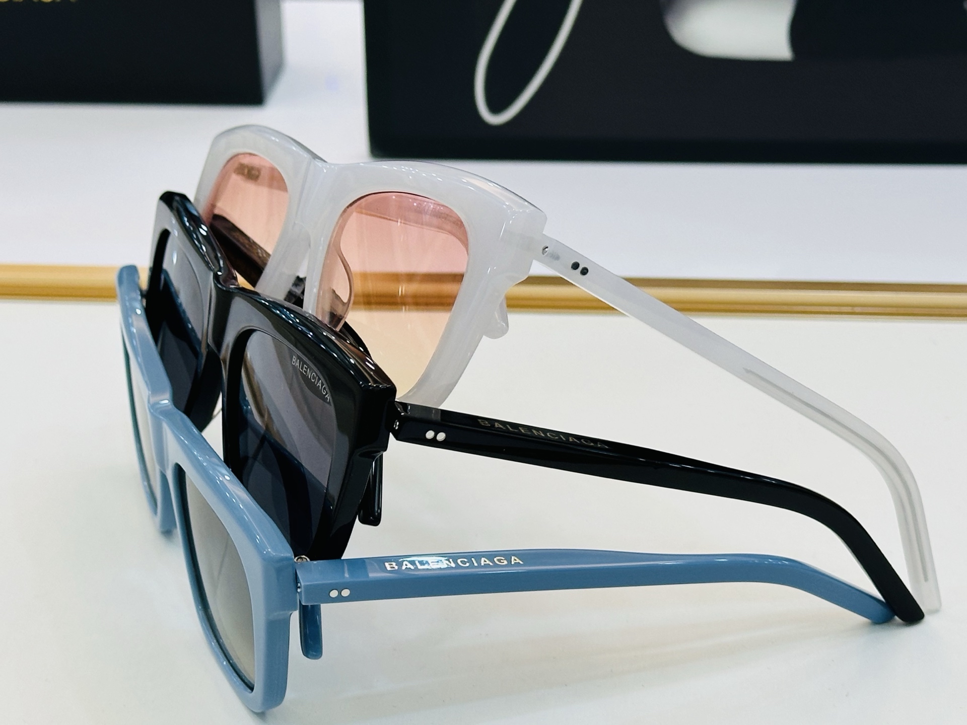 BALENCIAGA巴黎世家 最新 版型很特别的设计让人一眼爱上 BB04004 size: 53口19