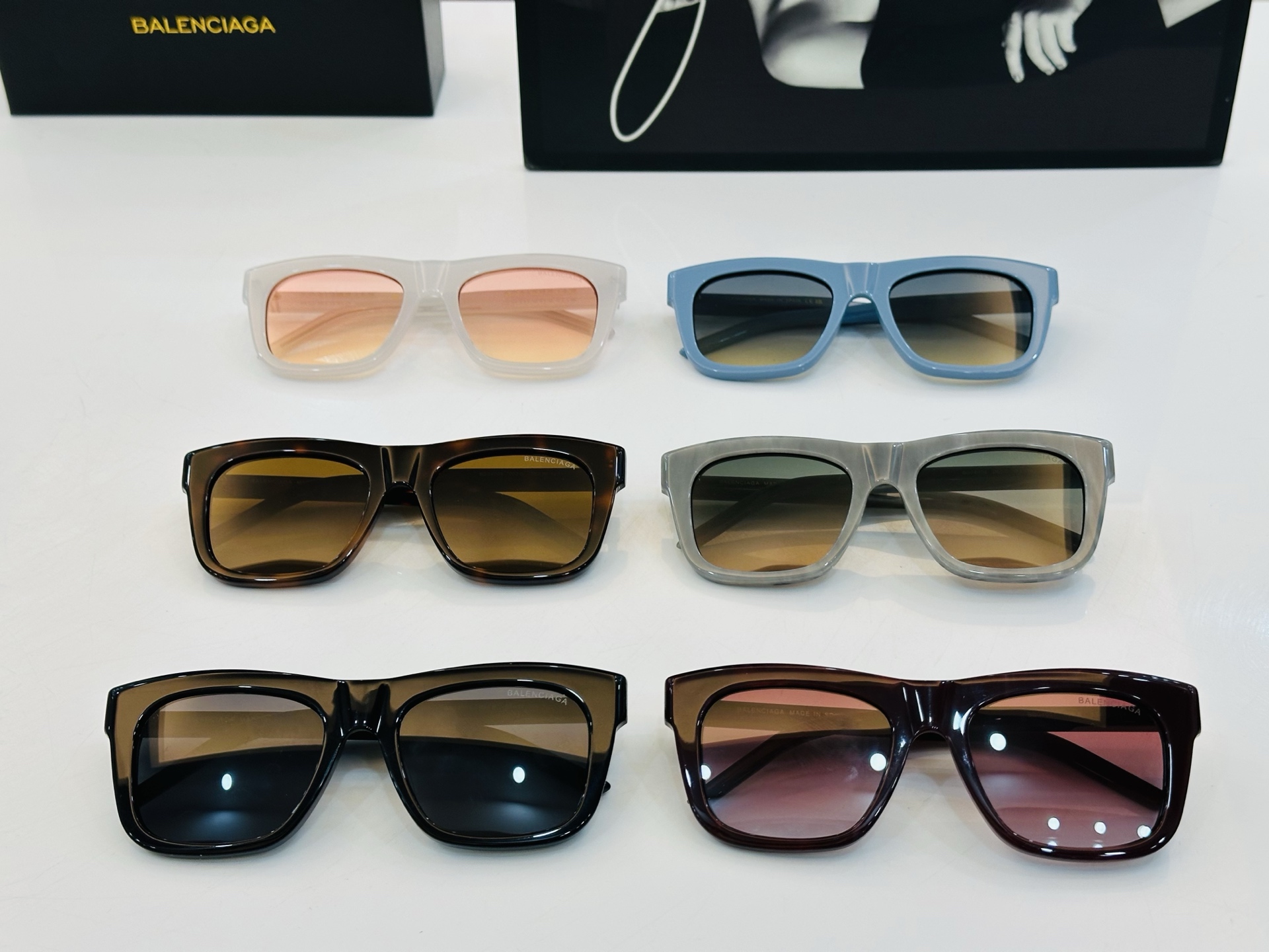 BALENCIAGA巴黎世家 最新 版型很特别的设计让人一眼爱上 BB04004 size: 53口19