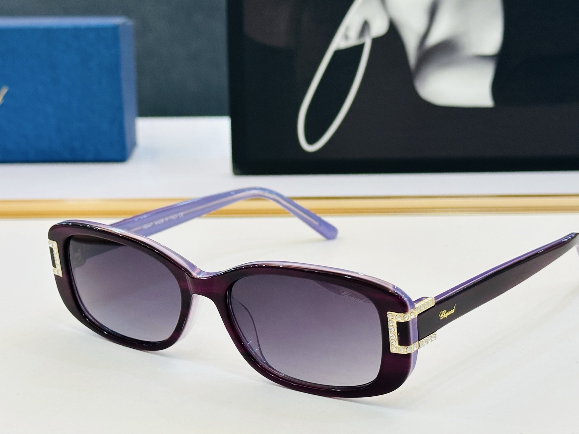 原版 ChoPard肖邦 MODEL: VCH180S Size：54口17-145 以现代时尚的设计风