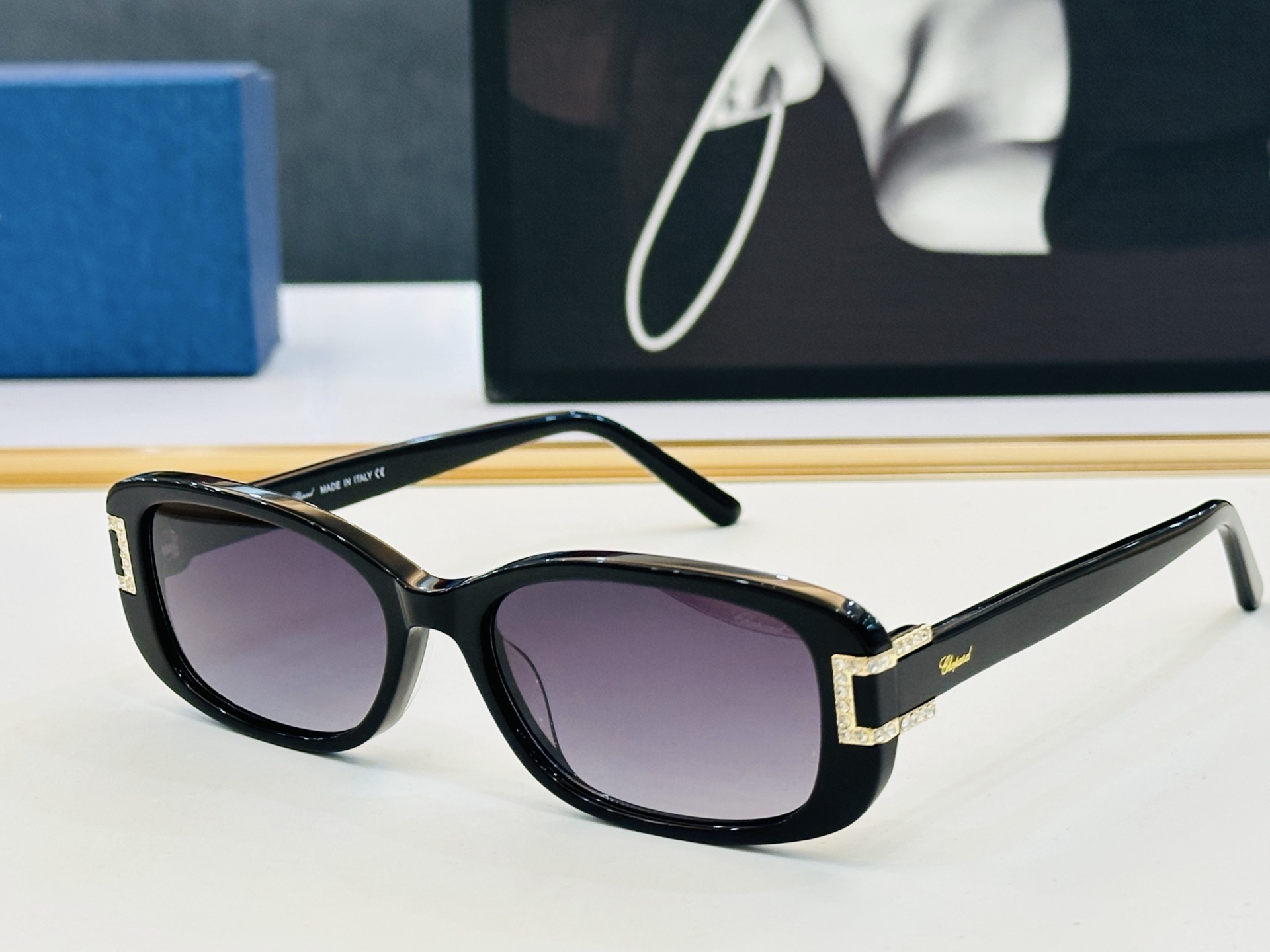 原版 ChoPard肖邦 MODEL: VCH180S Size：54口17-145 以现代时尚的设计风