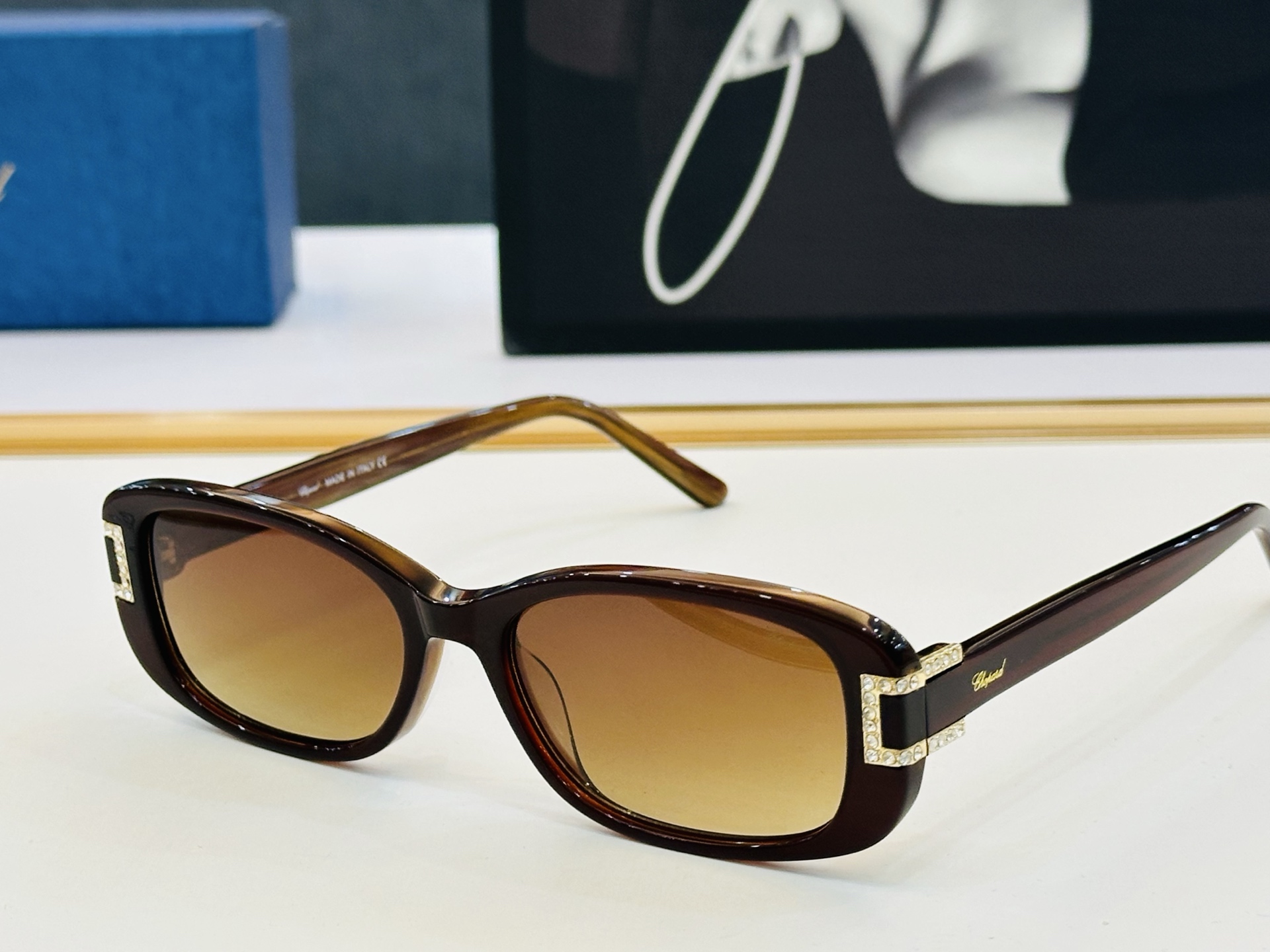 原版 ChoPard肖邦 MODEL: VCH180S Size：54口17-145 以现代时尚的设计风