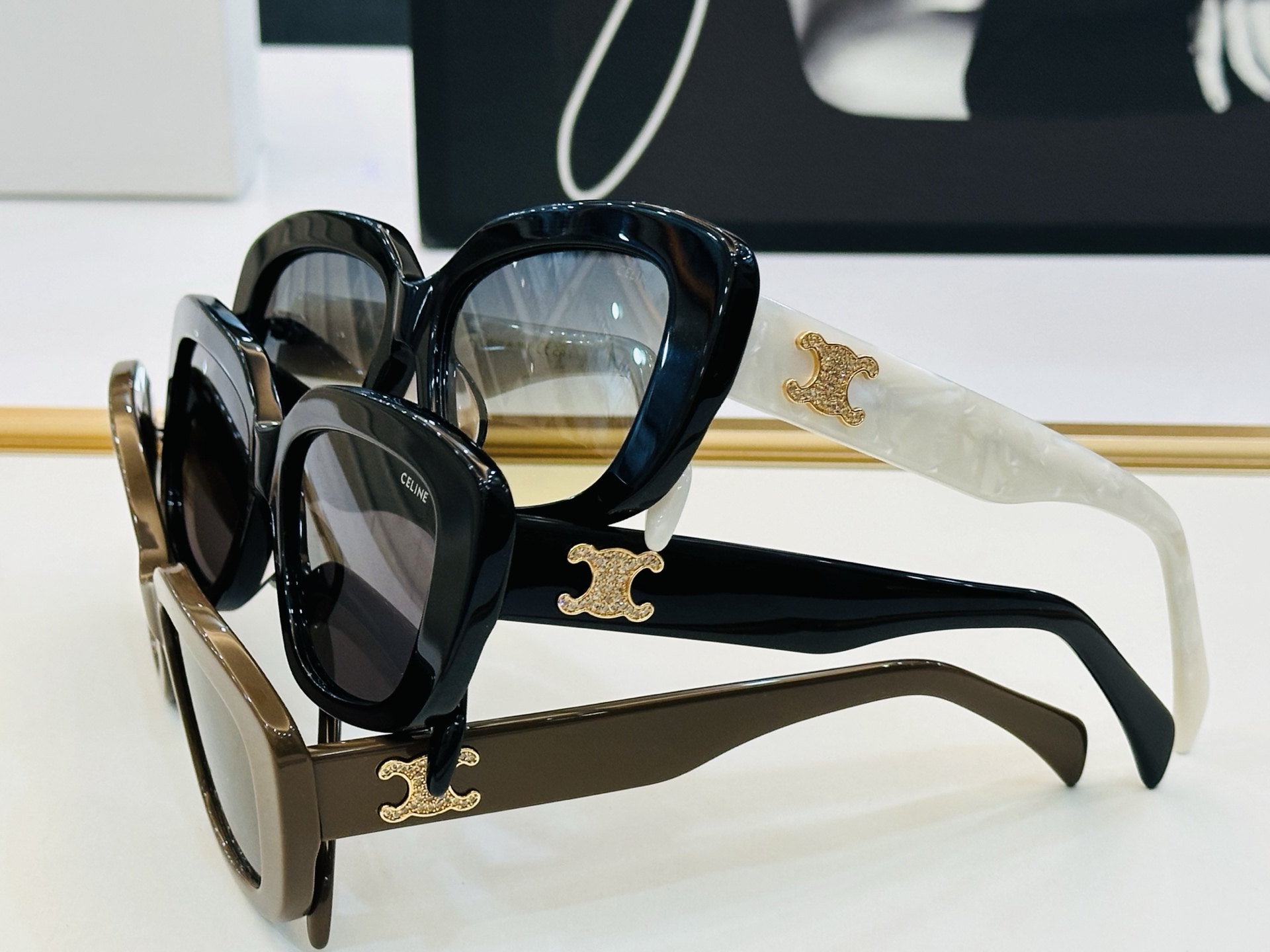 【CELINE】赛琳 CL40216U Size：56口16-145 一直热销的款式，欧美风 光泽度好 