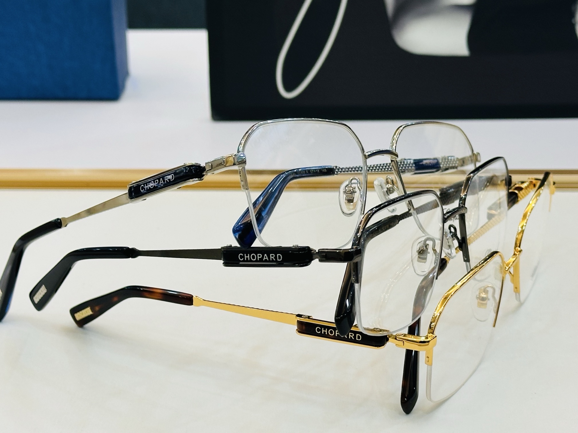 原版 ChoPard肖邦 MODEL: VCHL51 Size：57口18-145 以现代时尚的设计风格