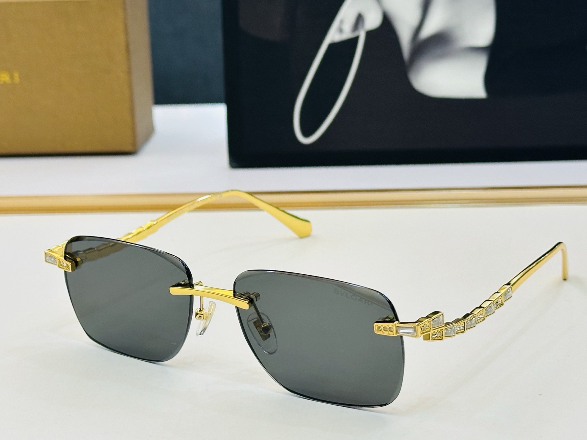 NO:376343,Model sold on the official website BV1801LU Size 57 17-142 You must buy the quality perfect b must have to go out the streets. Glasses, sunglasses, sunglasses, bottega veneta19860909款 官网同售 宝格家 BV1801LU Size 57口17-142 绝对要买品质非常完美 b出街必备 眼镜墨镜太阳镜,眼镜,bottega veneta,glasses