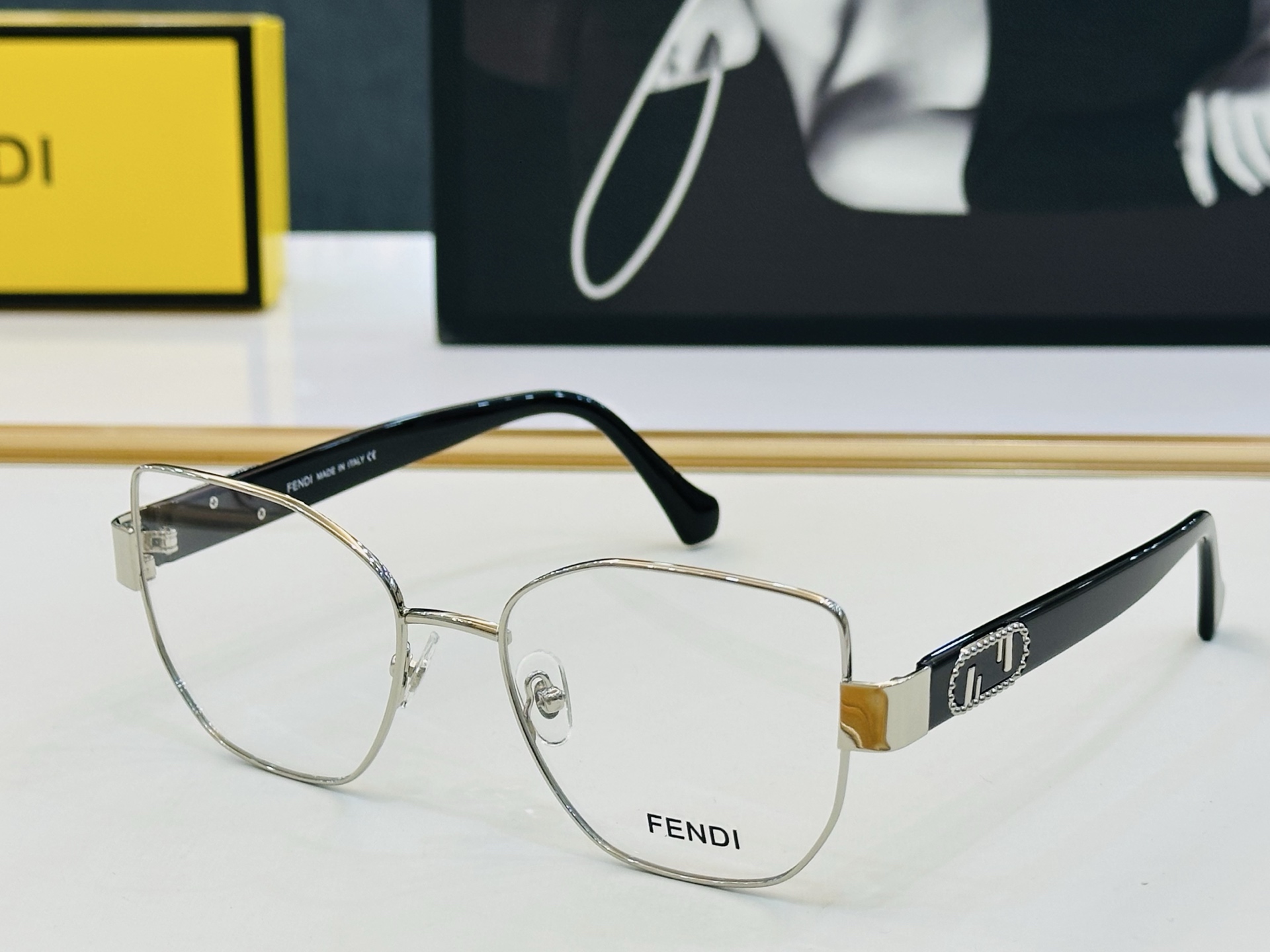 。新款FEND* FE40051 Size：54口18-145 🎁芬家 😀👏时尚经典 L配光架