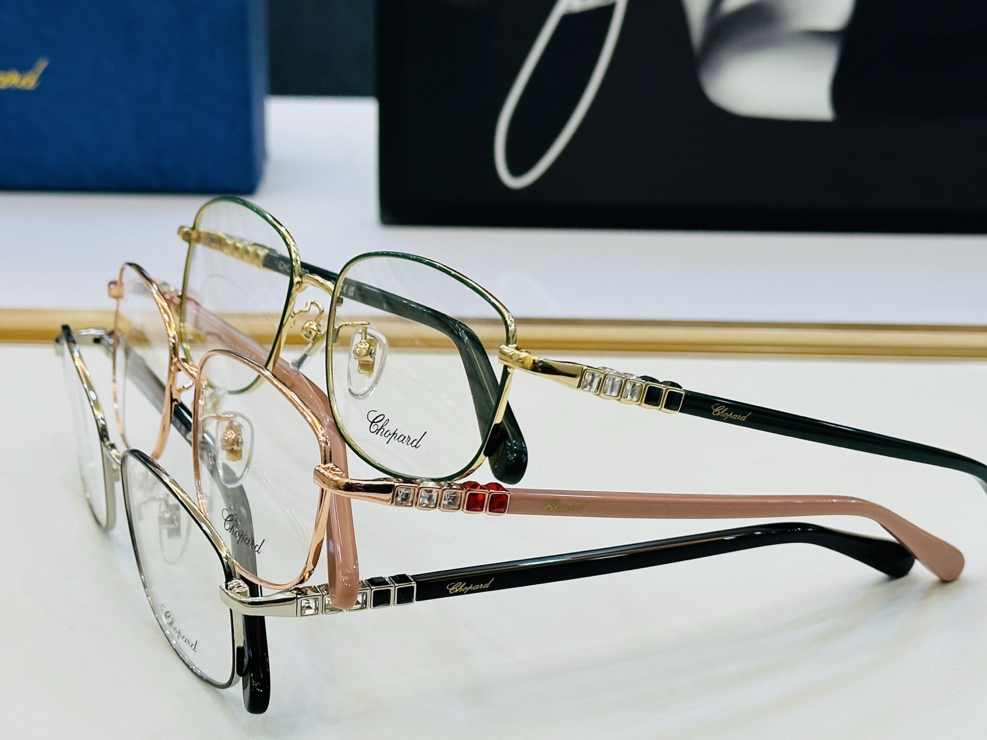 原版 ChoPard肖邦 MODEL: VCHA53J Size：54口18-140 以现代时尚的设计风