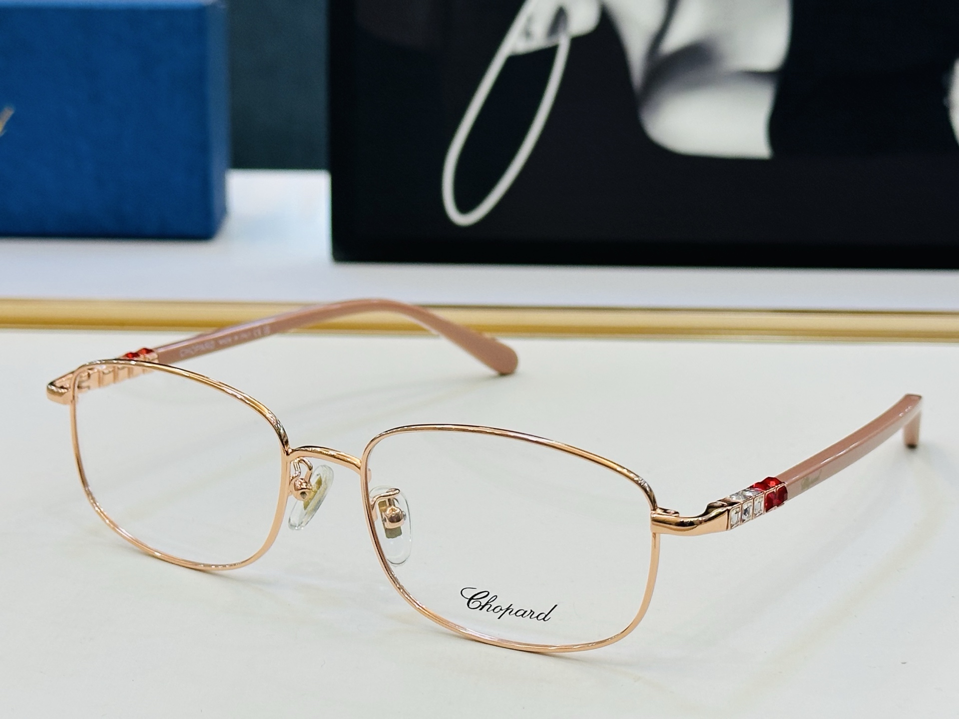 原版 ChoPard肖邦 MODEL: VCHA53J Size：54口18-140 以现代时尚的设计风