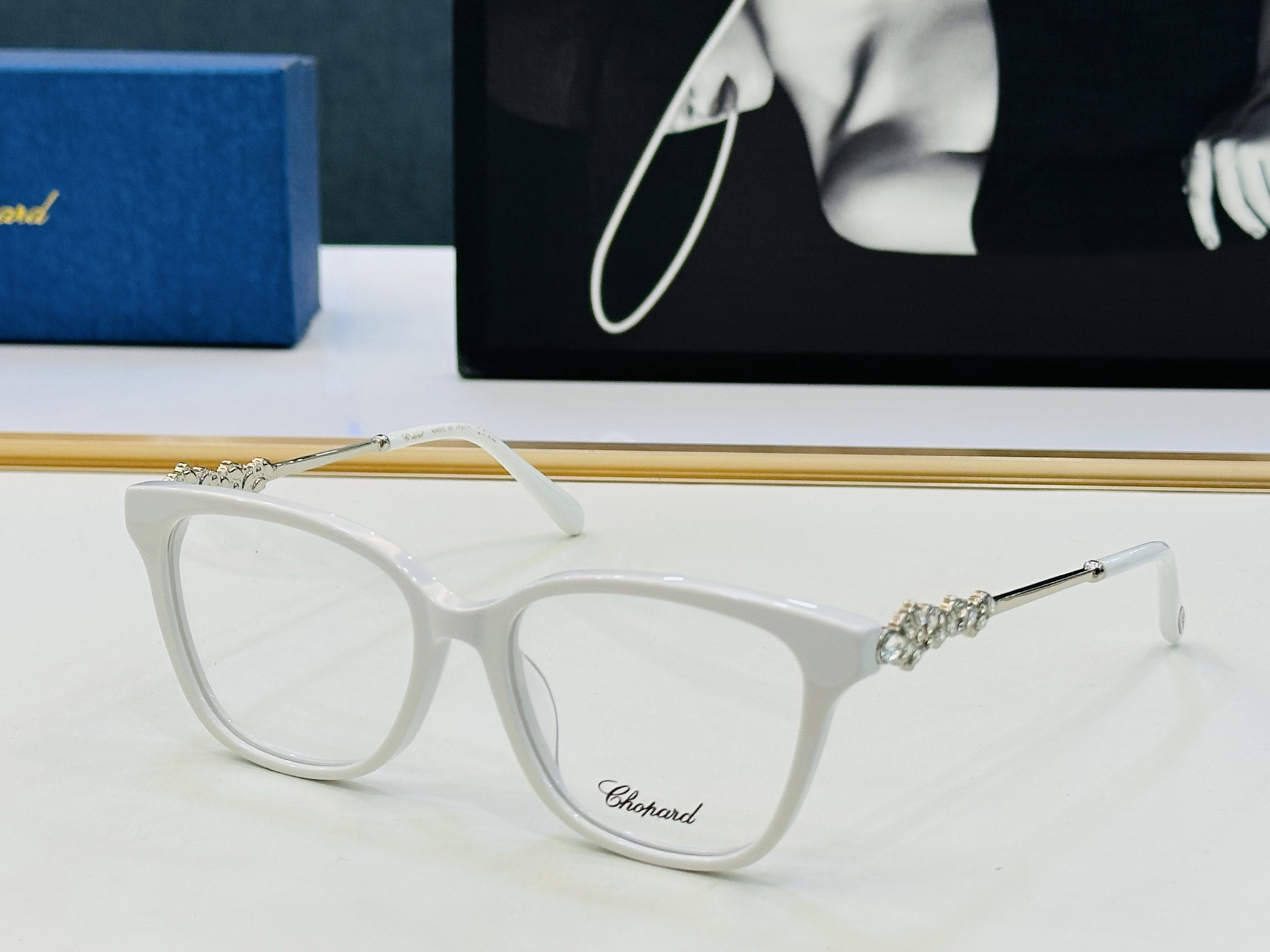 原版 ChoPard肖邦 MODEL: VCH361 Size：54口17-142 以现代时尚的设计风格