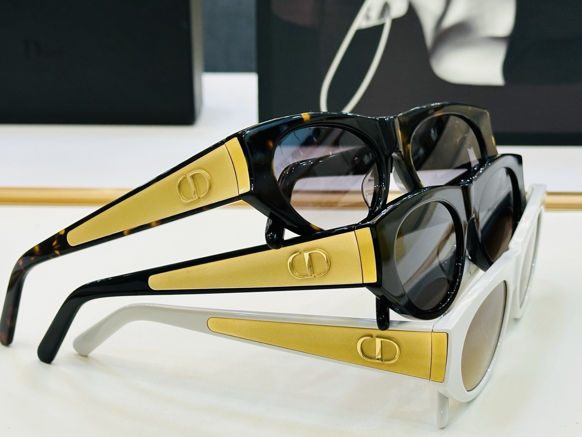 迪家 🔻DIO* B2F Size：56口18-147 春夏款墨镜 😎🔆。。搭配镜腿精致烫字配饰 b官网