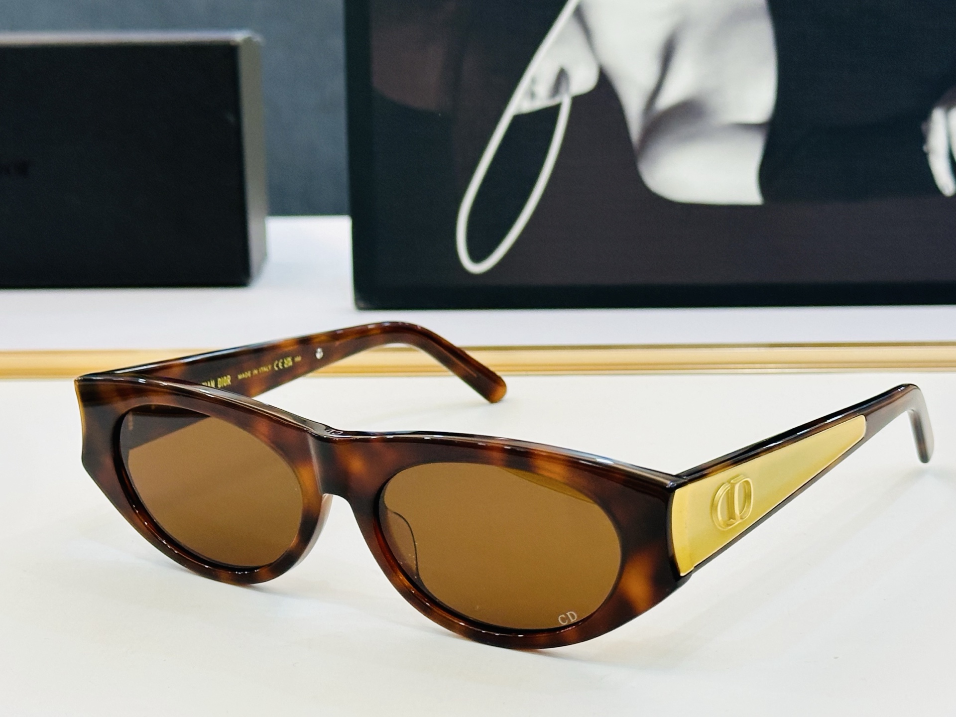 迪家 🔻DIO* B2F Size：56口18-147 春夏款墨镜 😎🔆。。搭配镜腿精致烫字配饰 b官网