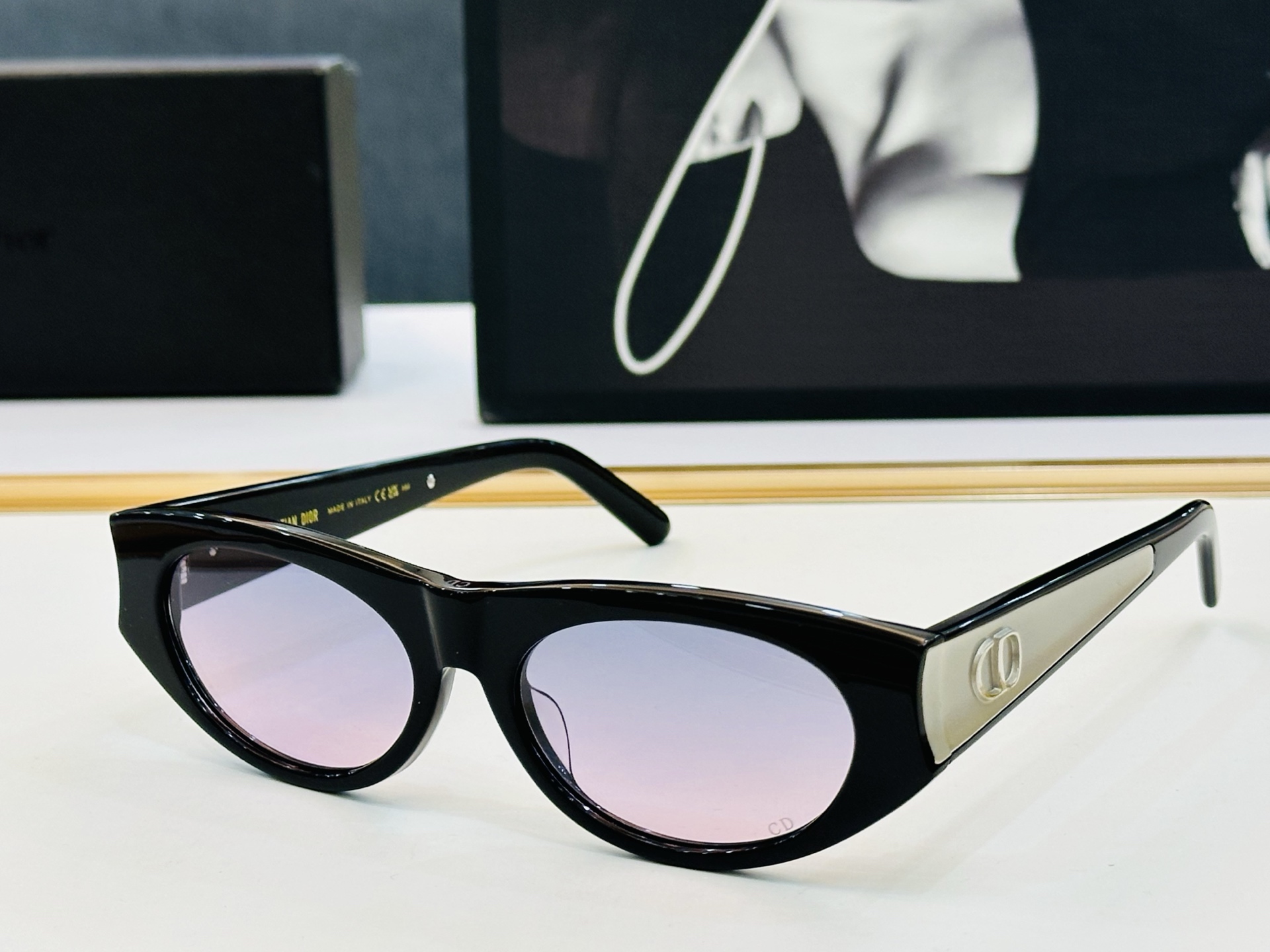 迪家 🔻DIO* B2F Size：56口18-147 春夏款墨镜 😎🔆。。搭配镜腿精致烫字配饰 b官网