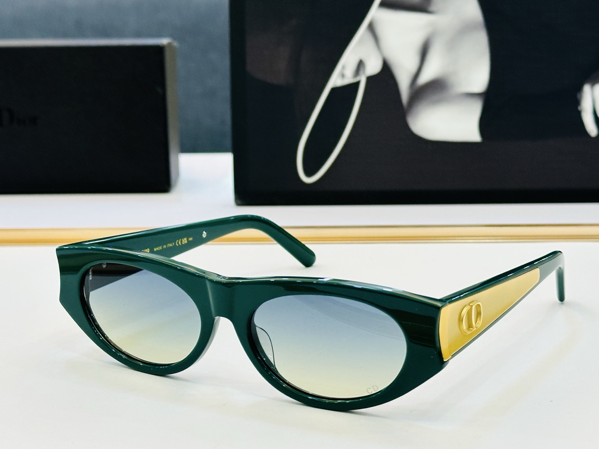 迪家 🔻DIO* B2F Size：56口18-147 春夏款墨镜 😎🔆。。搭配镜腿精致烫字配饰 b官网