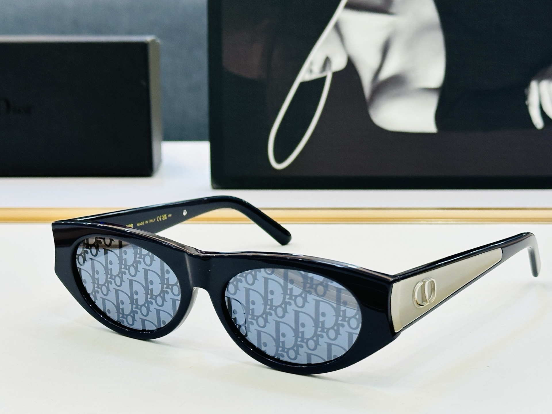 迪家 🔻DIO* B2F Size：56口18-147 春夏款墨镜 😎🔆。。搭配镜腿精致烫字配饰 b官网