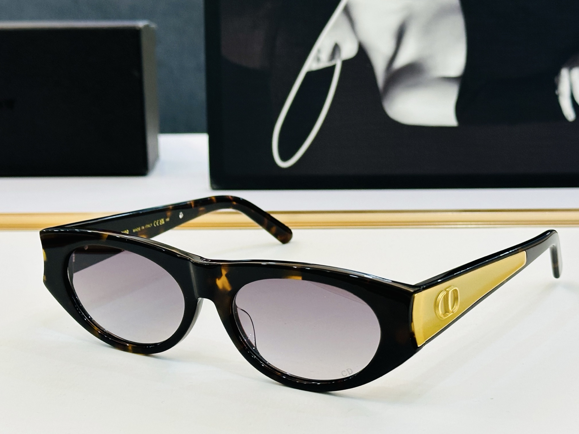 迪家 🔻DIO* B2F Size：56口18-147 春夏款墨镜 😎🔆。。搭配镜腿精致烫字配饰 b官网