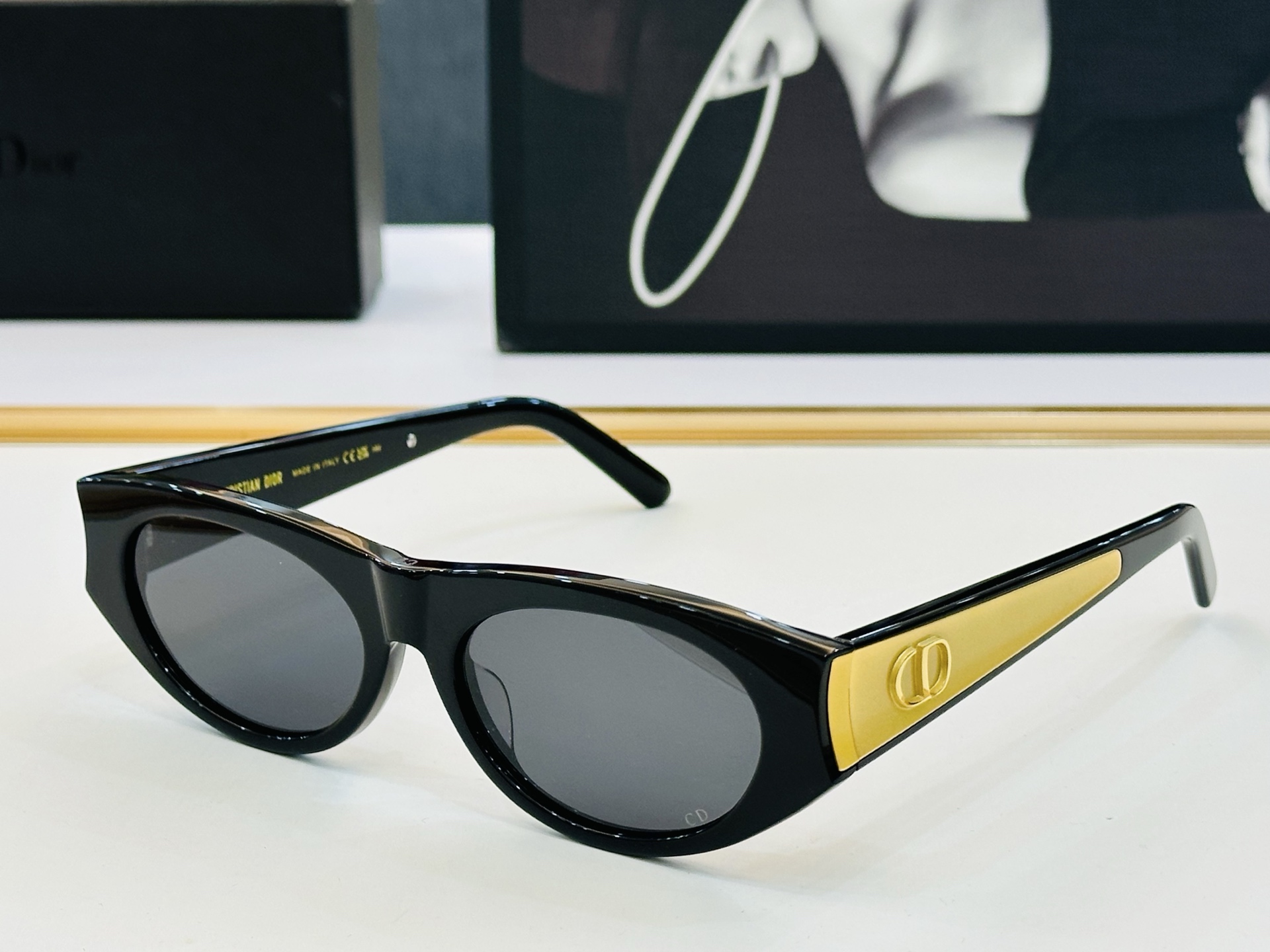 迪家 🔻DIO* B2F Size：56口18-147 春夏款墨镜 😎🔆。。搭配镜腿精致烫字配饰 b官网