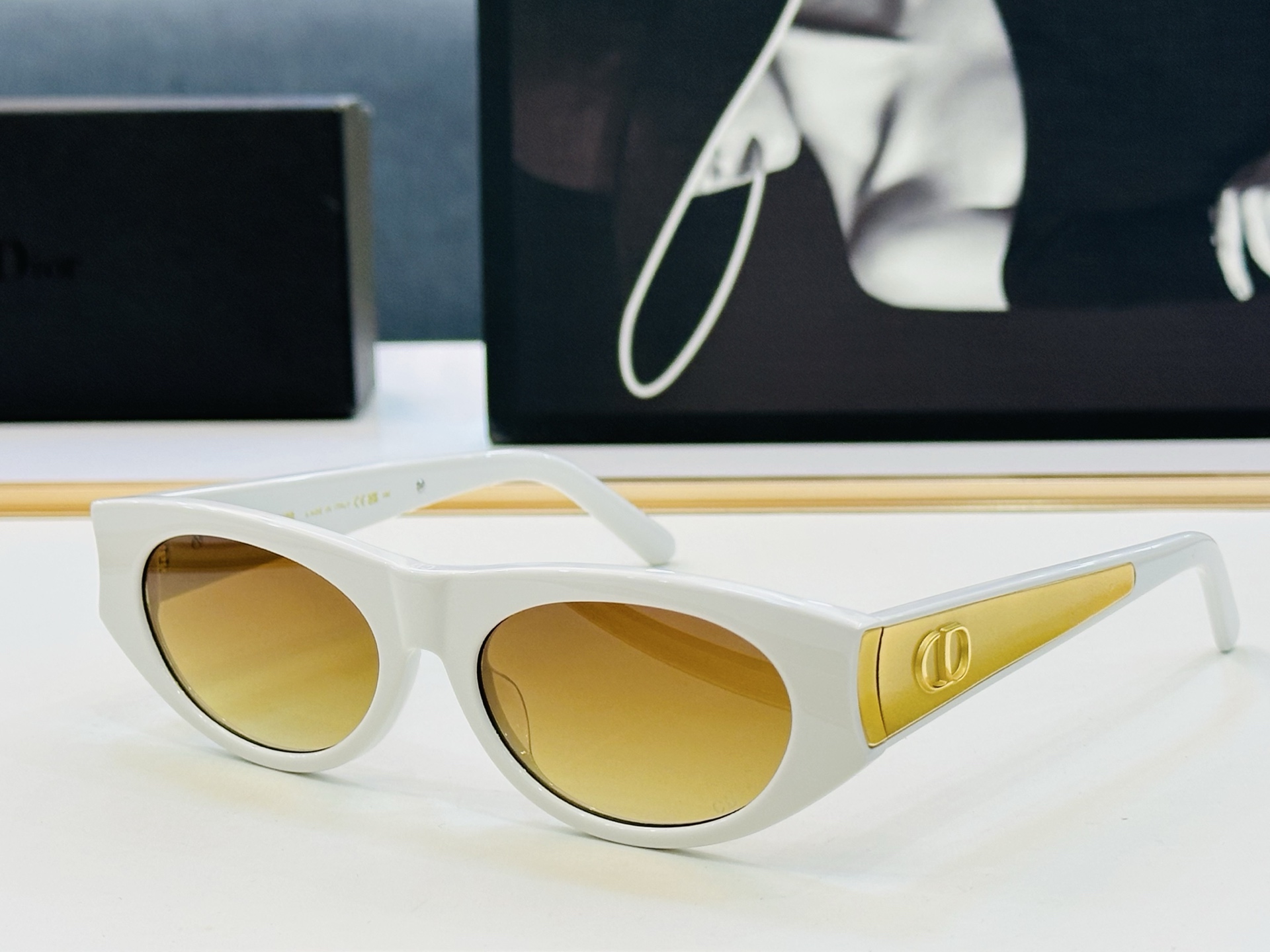 迪家 🔻DIO* B2F Size：56口18-147 春夏款墨镜 😎🔆。。搭配镜腿精致烫字配饰 b官网