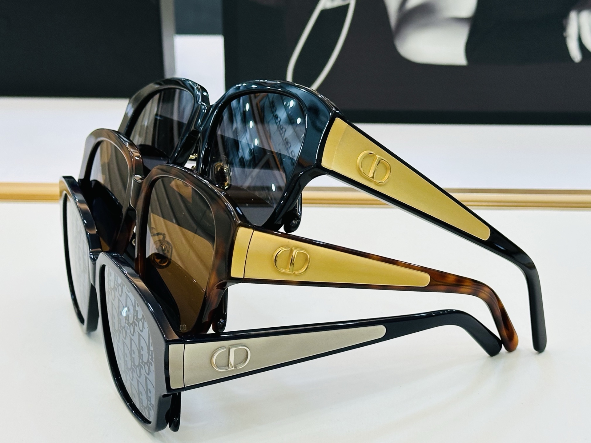 迪家 🔻DIO* S2F Size：56口18-147 春夏款墨镜 😎🔆。。搭配镜腿精致烫字配饰 b官网