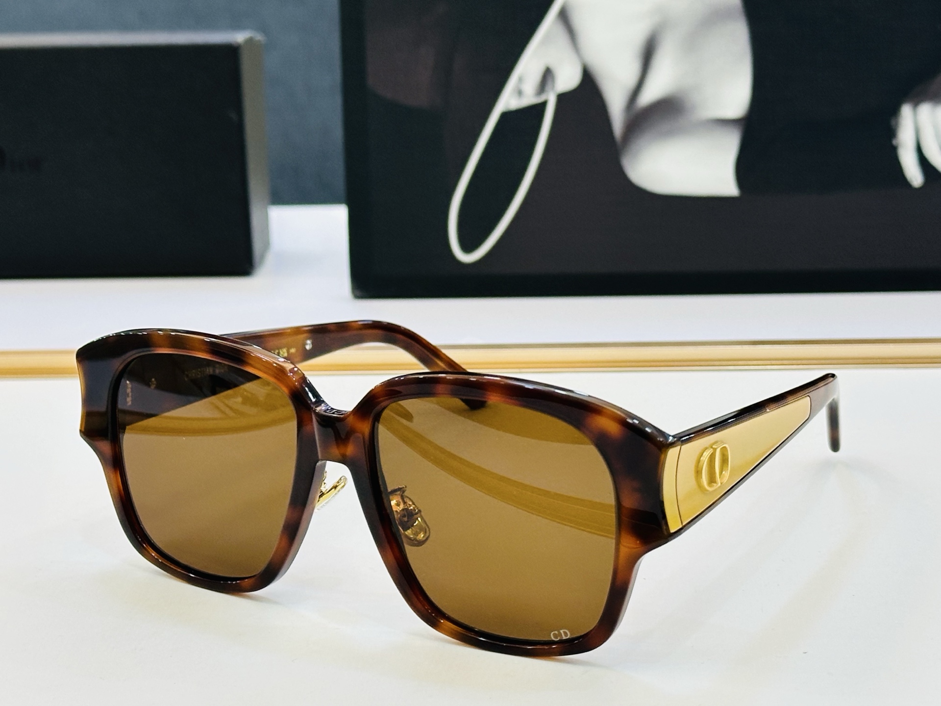 迪家 🔻DIO* S2F Size：56口18-147 春夏款墨镜 😎🔆。。搭配镜腿精致烫字配饰 b官网