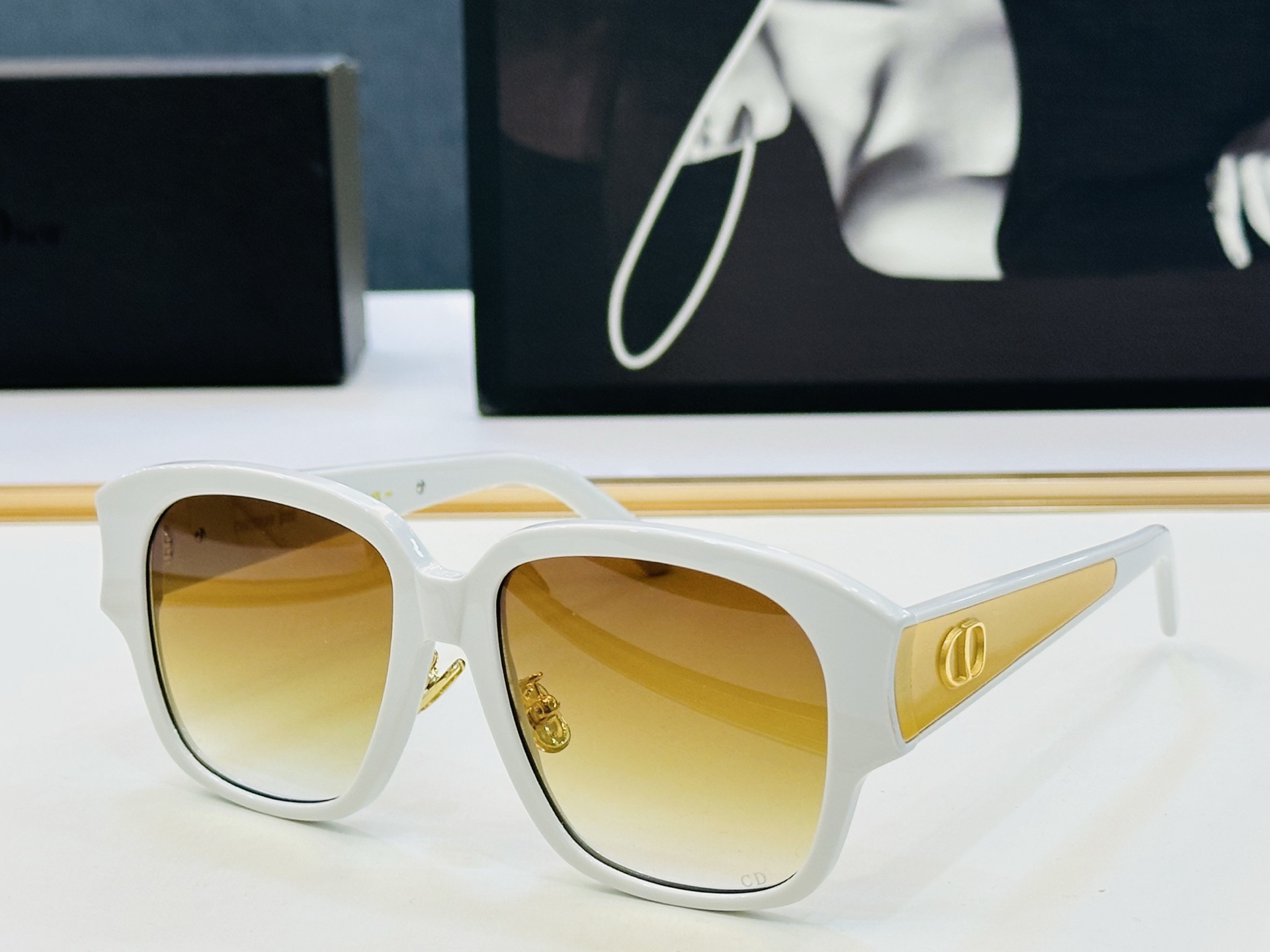 迪家 🔻DIO* S2F Size：56口18-147 春夏款墨镜 😎🔆。。搭配镜腿精致烫字配饰 b官网