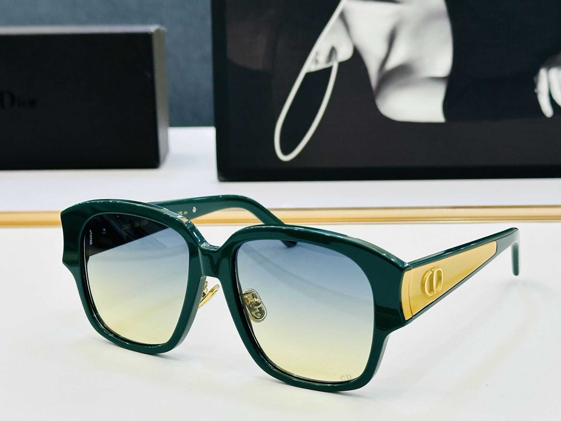 迪家 🔻DIO* S2F Size：56口18-147 春夏款墨镜 😎🔆。。搭配镜腿精致烫字配饰 b官网