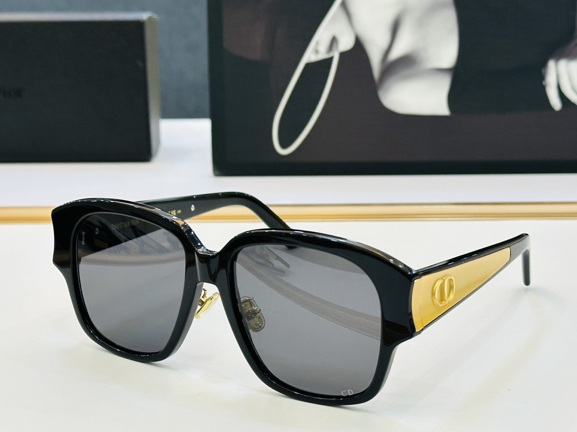 迪家 🔻DIO* S2F Size：56口18-147 春夏款墨镜 😎🔆。。搭配镜腿精致烫字配饰 b官网