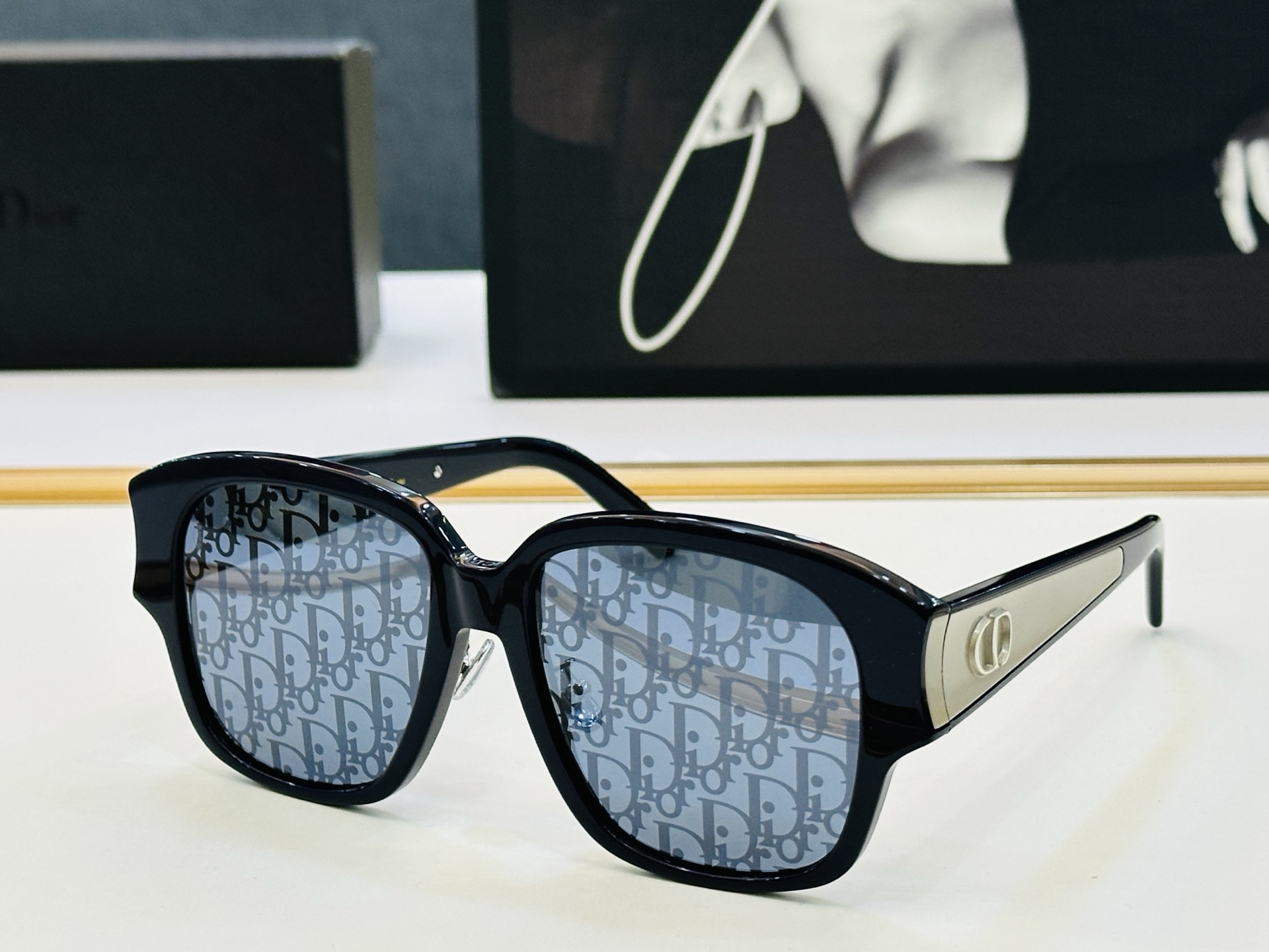 迪家 🔻DIO* S2F Size：56口18-147 春夏款墨镜 😎🔆。。搭配镜腿精致烫字配饰 b官网