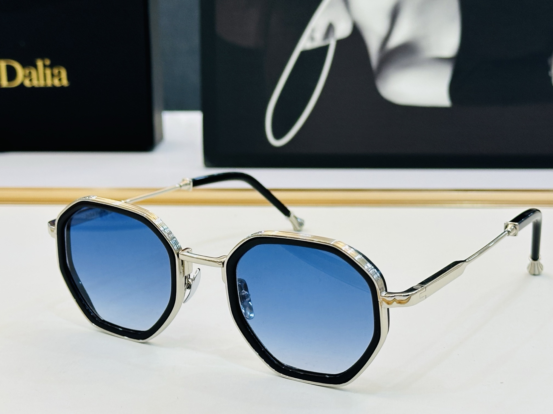 JACQUES MARIE C113 Size：50口24-145 日本手工眼镜 镜框採用上板材打造出 