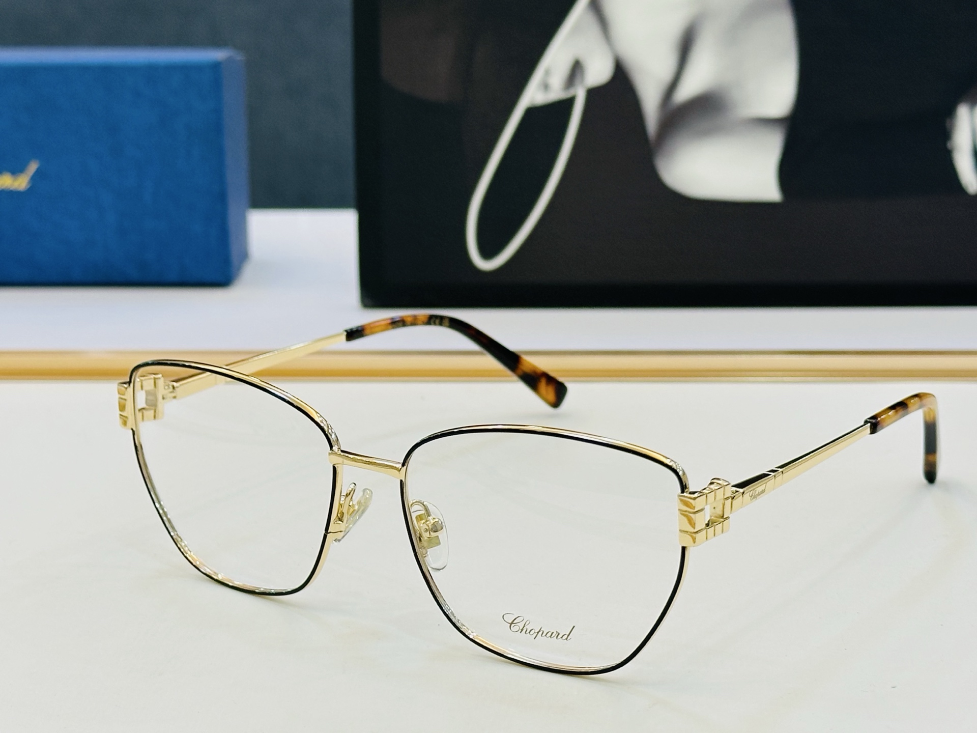 原版 ChoPard肖邦 MODEL: VCHL445 Size：59口17-142 以现代时尚的设计风