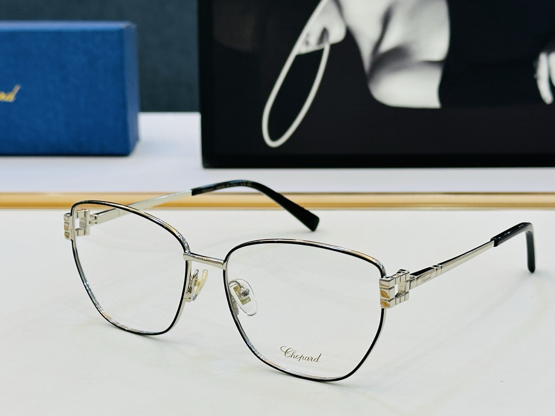 原版 ChoPard肖邦 MODEL: VCHL445 Size：59口17-142 以现代时尚的设计风