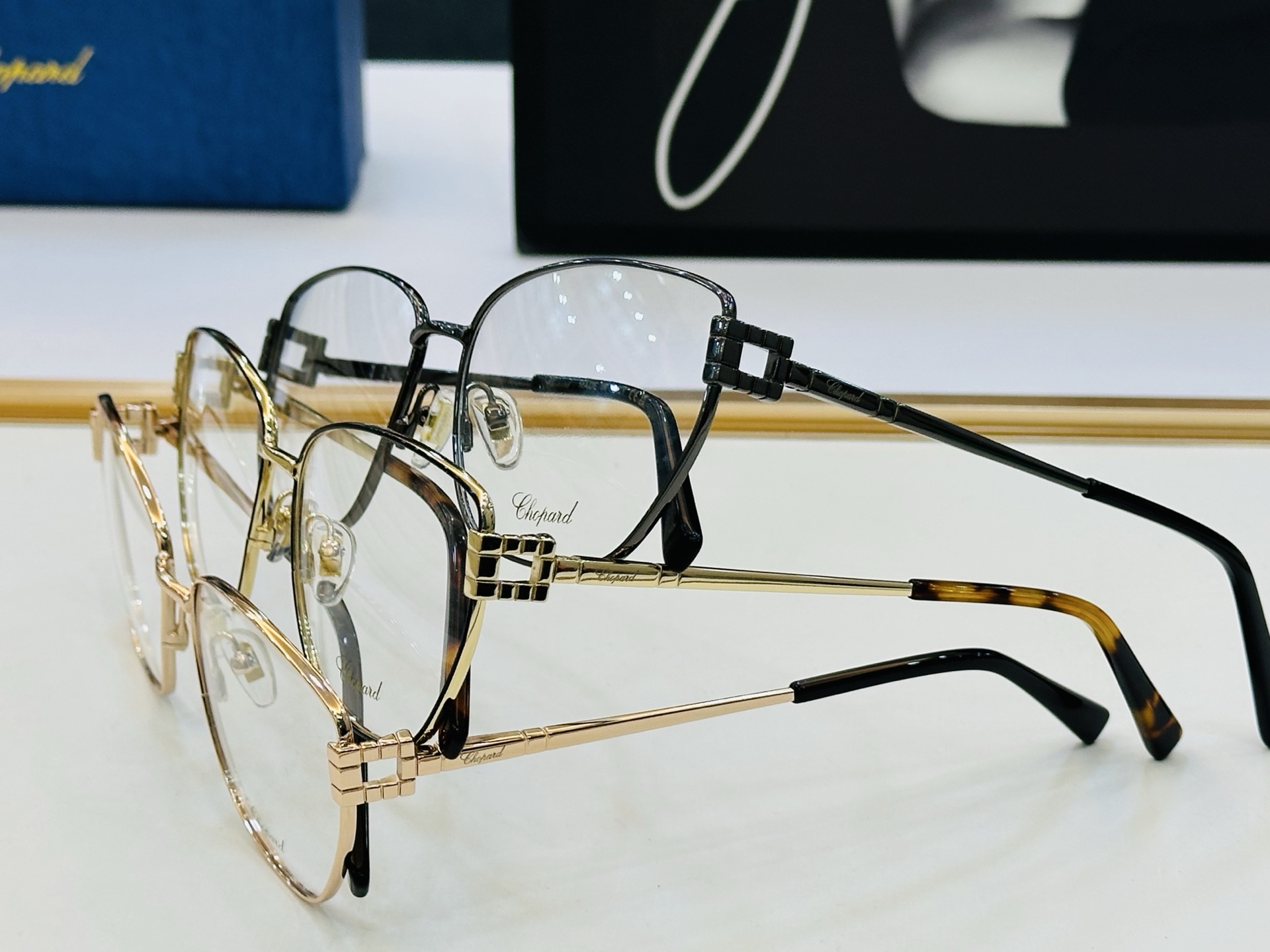 原版 ChoPard肖邦 MODEL: VCHL445 Size：59口17-142 以现代时尚的设计风