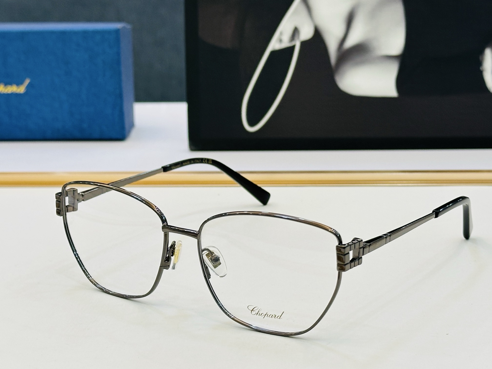 原版 ChoPard肖邦 MODEL: VCHL445 Size：59口17-142 以现代时尚的设计风