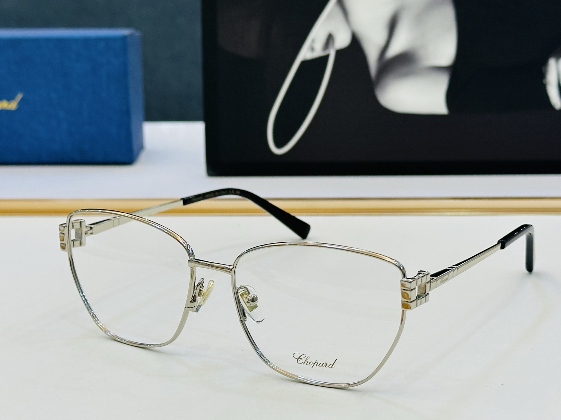 原版 ChoPard肖邦 MODEL: VCHL445 Size：59口17-142 以现代时尚的设计风