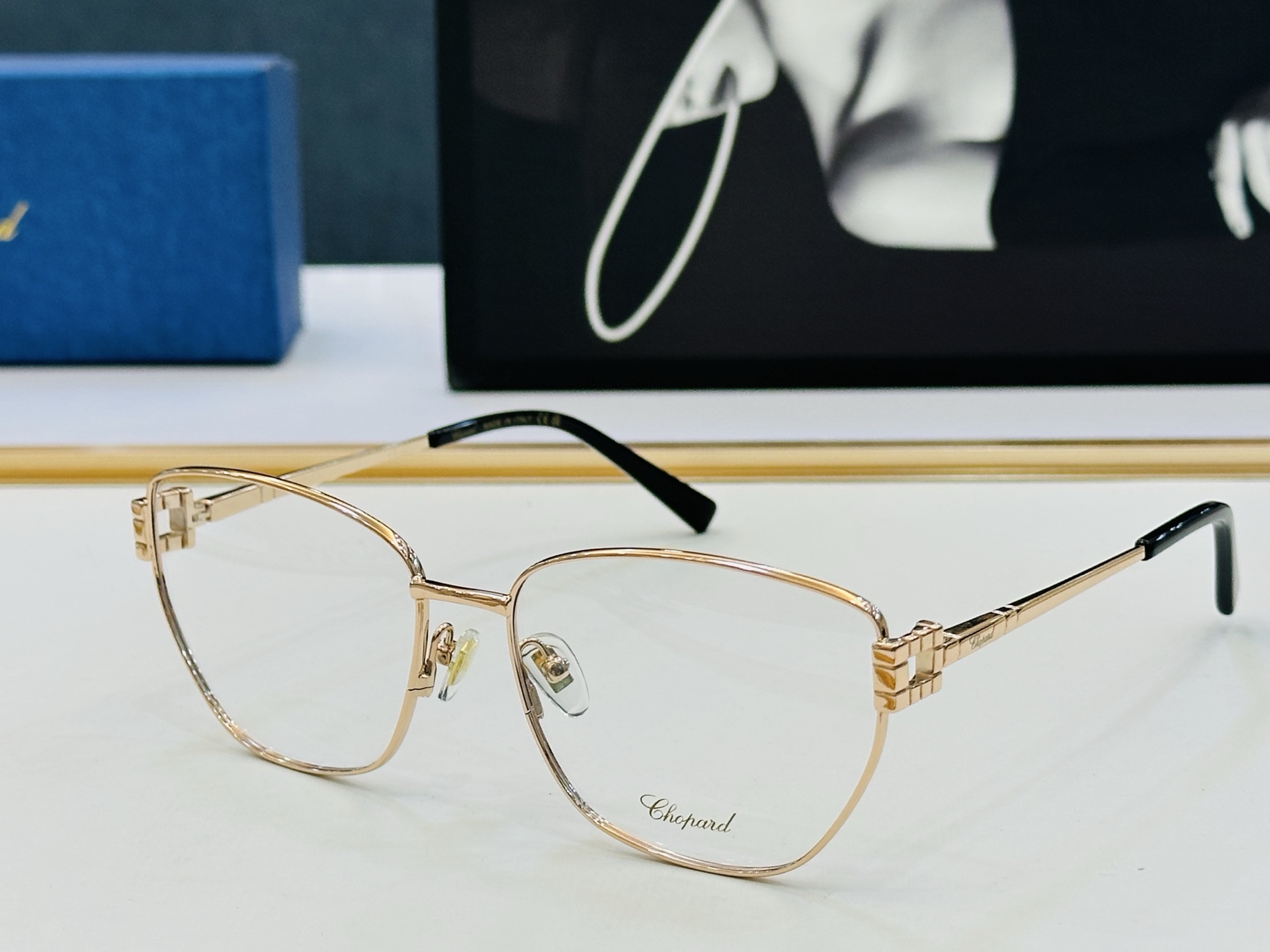 原版 ChoPard肖邦 MODEL: VCHL445 Size：59口17-142 以现代时尚的设计风