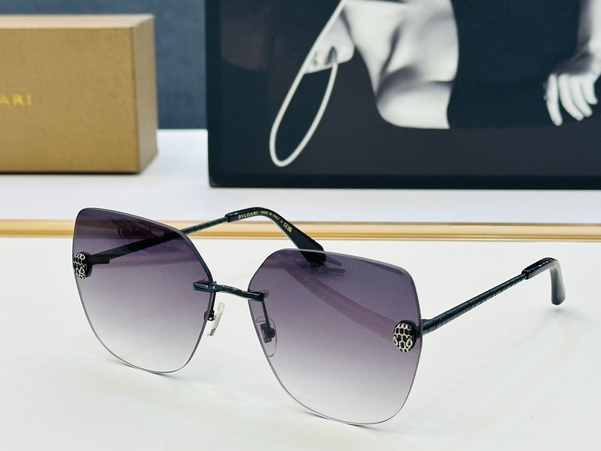 NO:553543,Model is also sold on the official website. BV40030U Size 66 mouth 15-145. Definitely want to buy. The quality is perfect. XL is a must-have for going out. Glasses, sunglasses, sunglasses, glasses, Bottega Veneta19860909款 官网同售 宝格家 BV40030U Size 66口15-145 绝对要买品质非常完美 XL出街必备 眼镜墨镜太阳镜,眼镜,bottega veneta,glasses