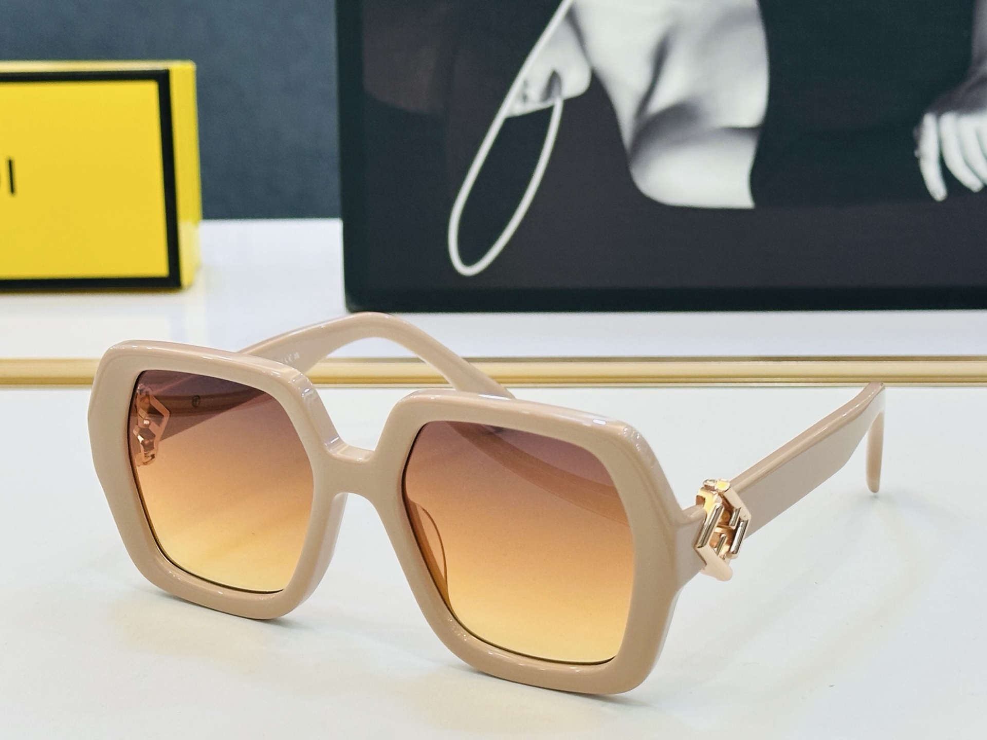 。新款FEND* FE40139 Size：53口19-140 🎁芬家 😀👏时尚经典 A太阳镜