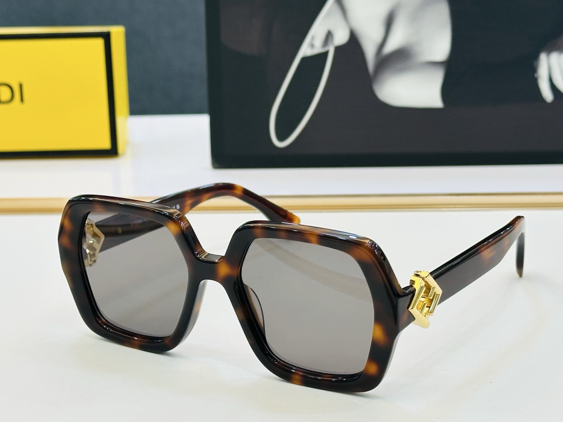 。新款FEND* FE40139 Size：53口19-140 🎁芬家 😀👏时尚经典 A太阳镜